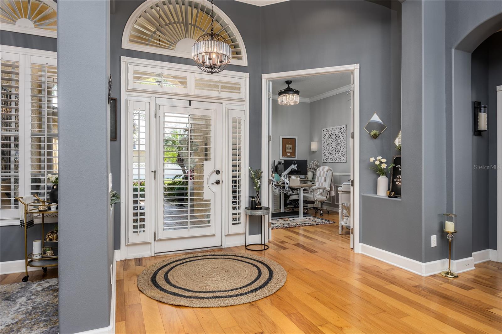 Foyer with architectural extras!