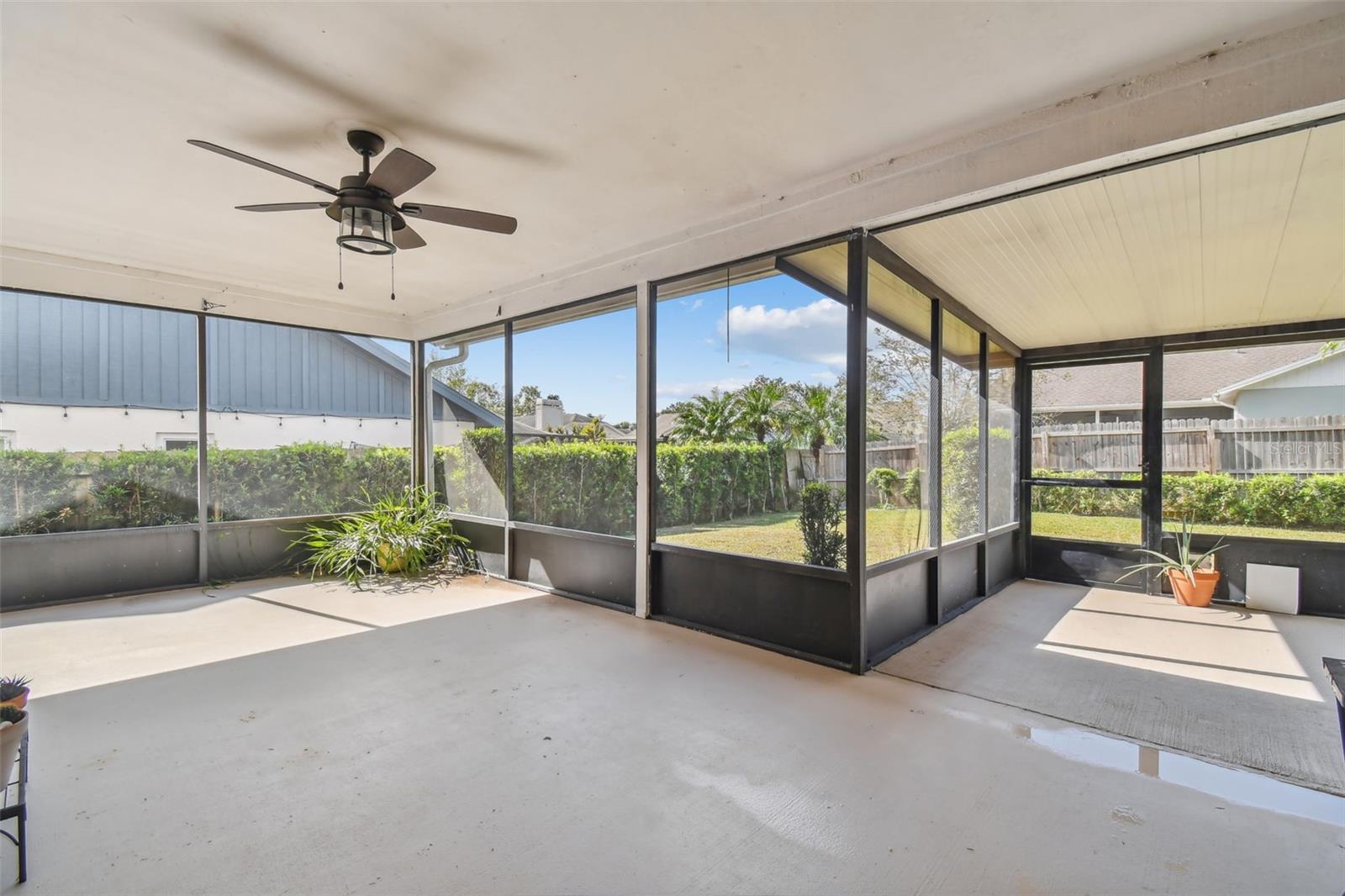 Highlight 3 : oversized screened in back patio