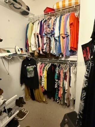 WALK-IN CLOSET