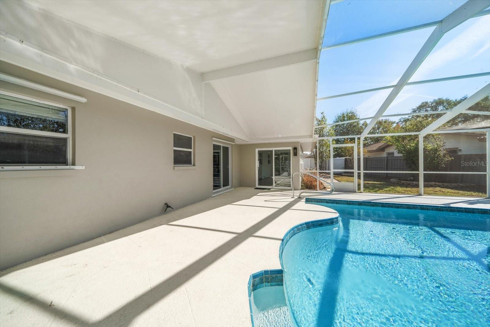 Gorgeous, sparkling pool.