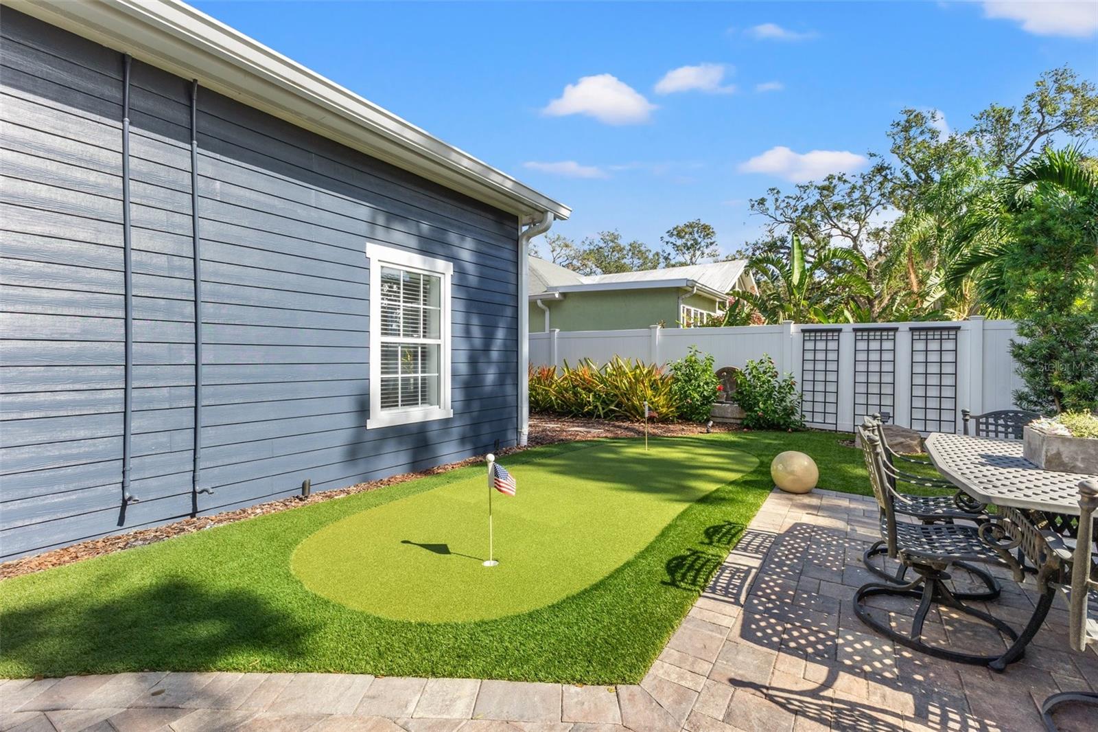 Artificial Turf with Putting Green