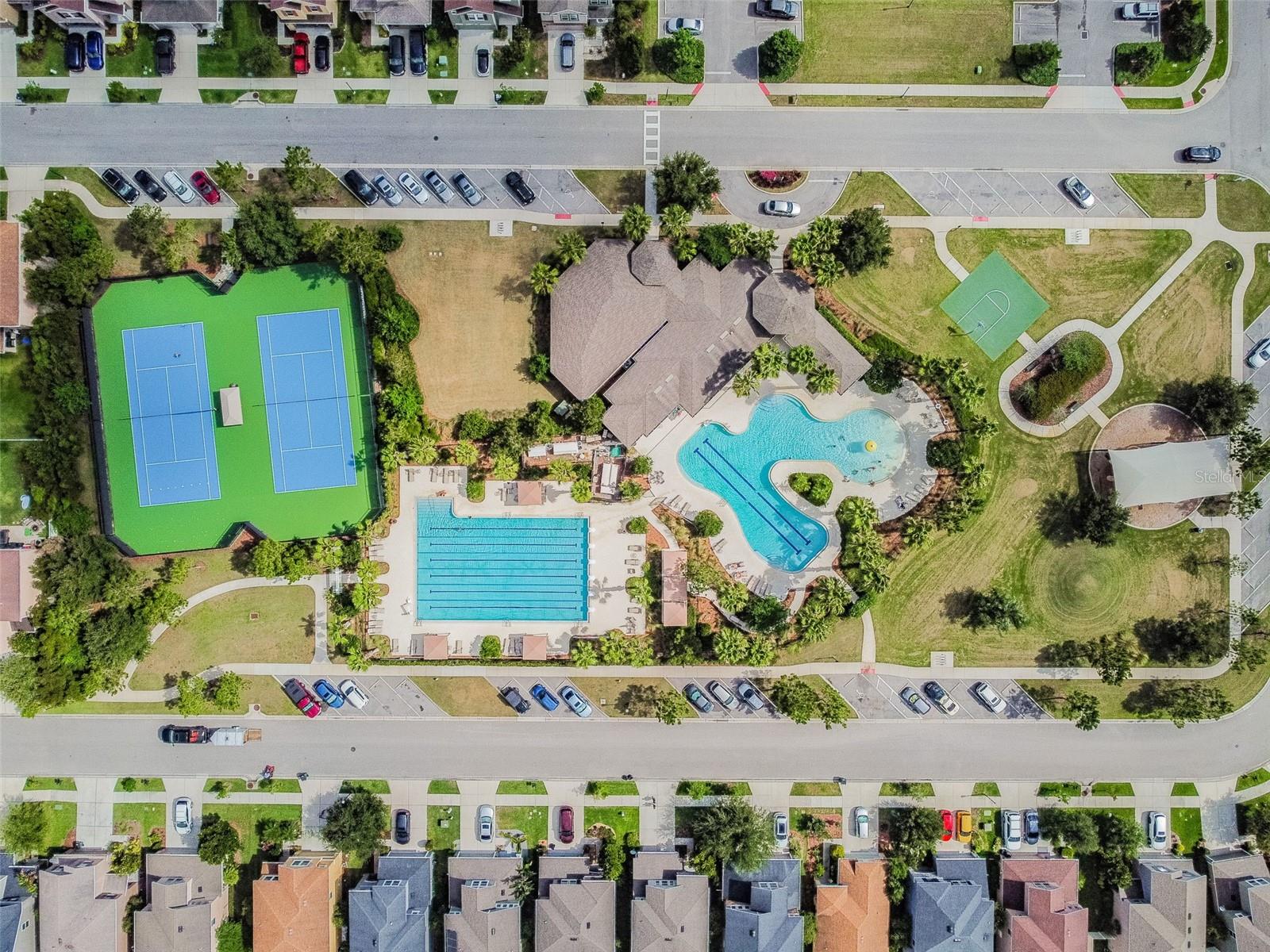 Aerial view: the pool and tennis court.