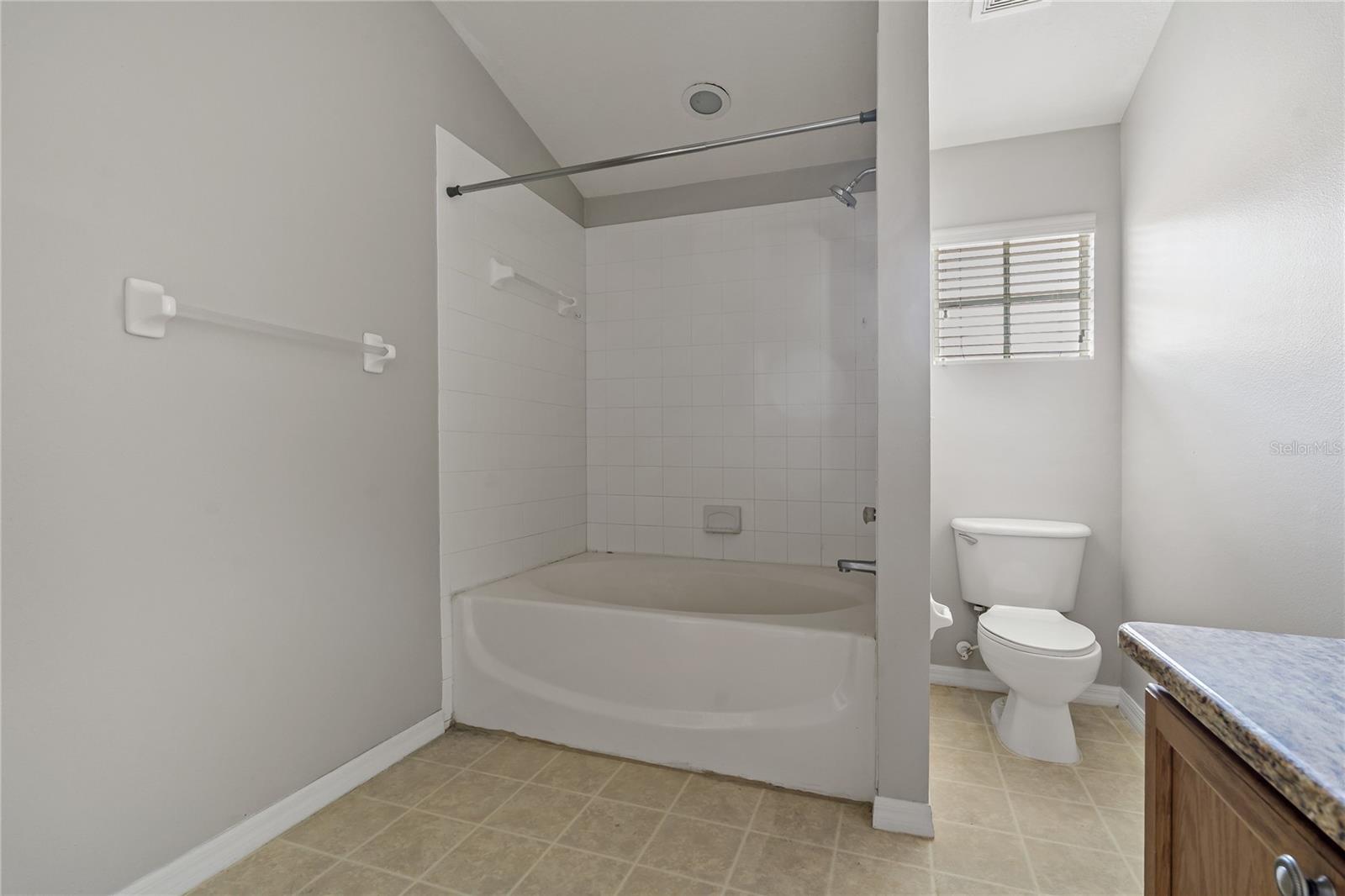 JACUZZI TUB / SHOWER IN PRIMARY BATHROOM!