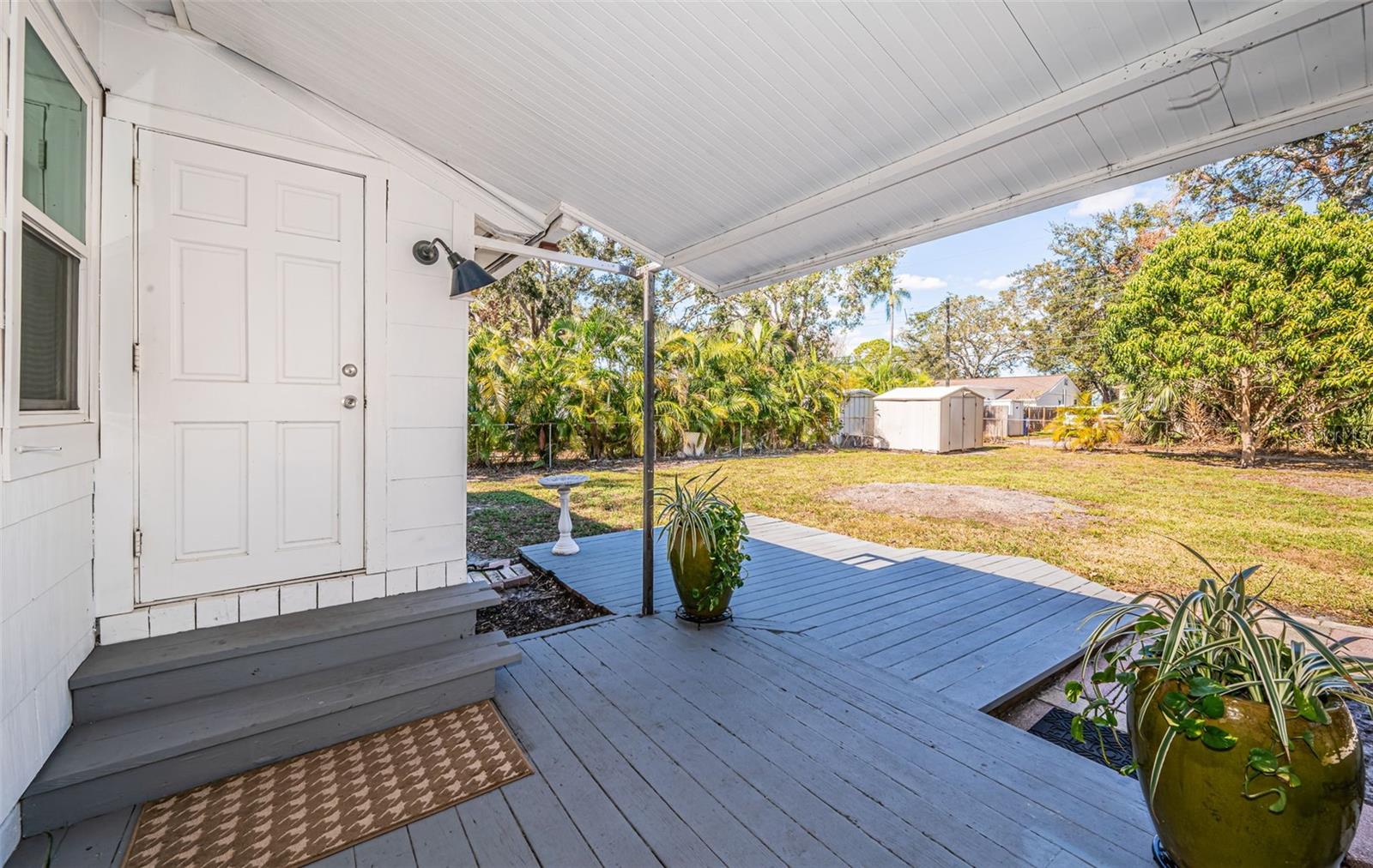 Adorable 2/1 cottage on an oversized lot in Northeast Shores.