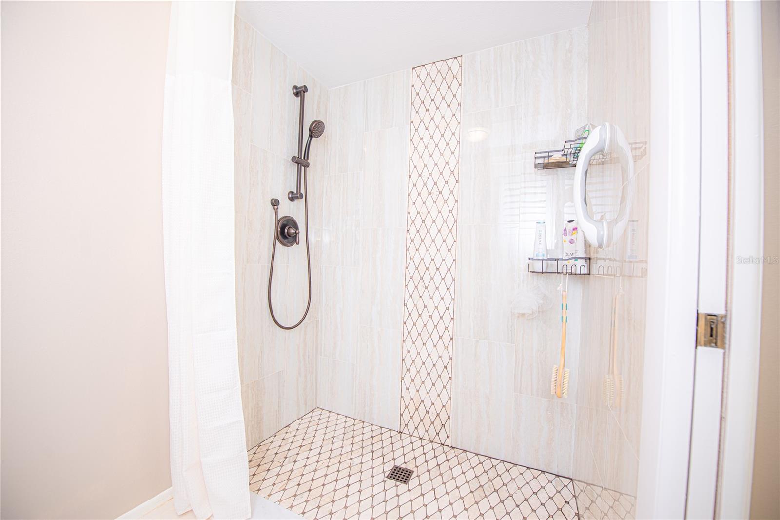 WALK-IN SHOWER WITH ADJUSTABLE SHOWER BAR