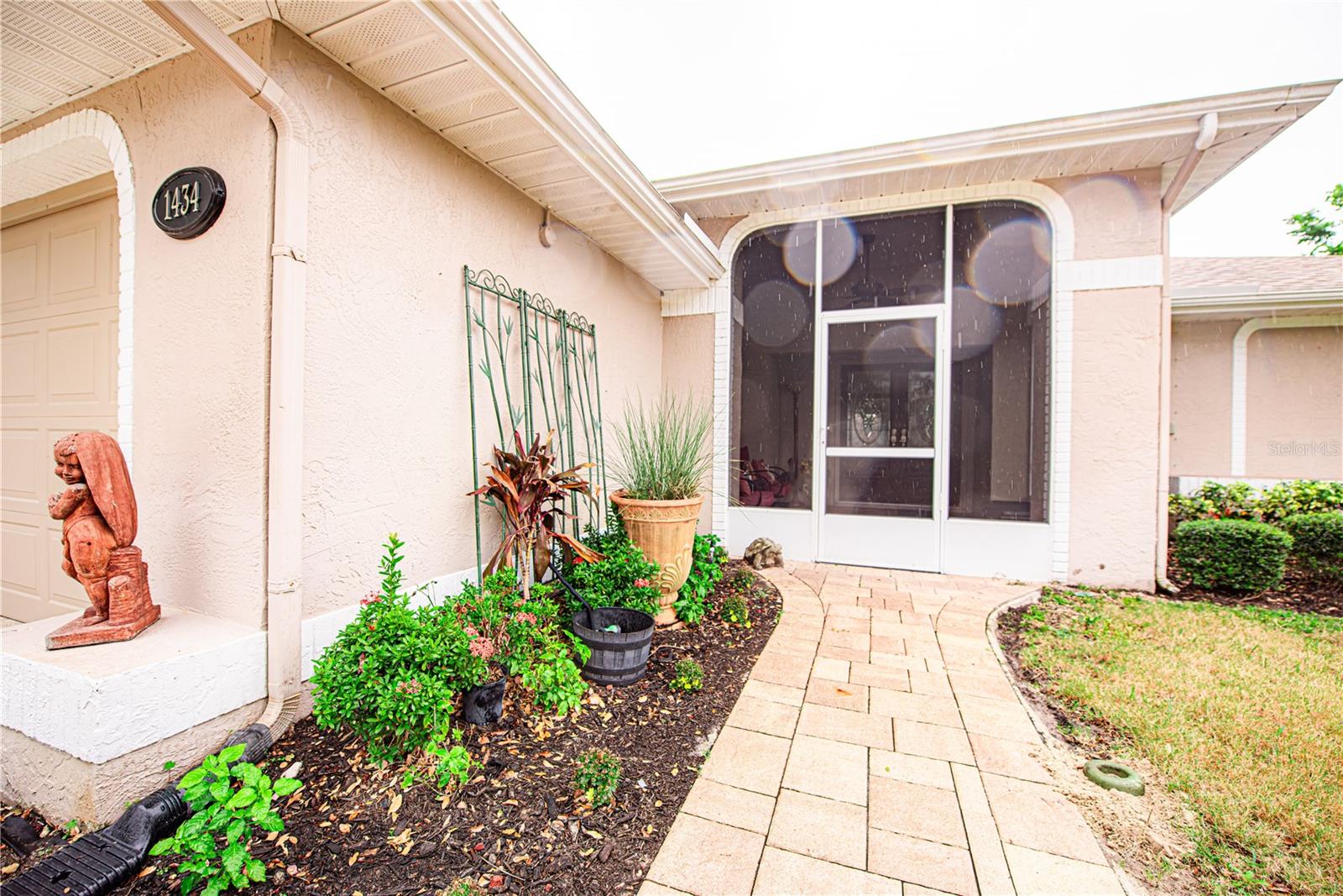 LARGE SCREENED ENTRY PORCH