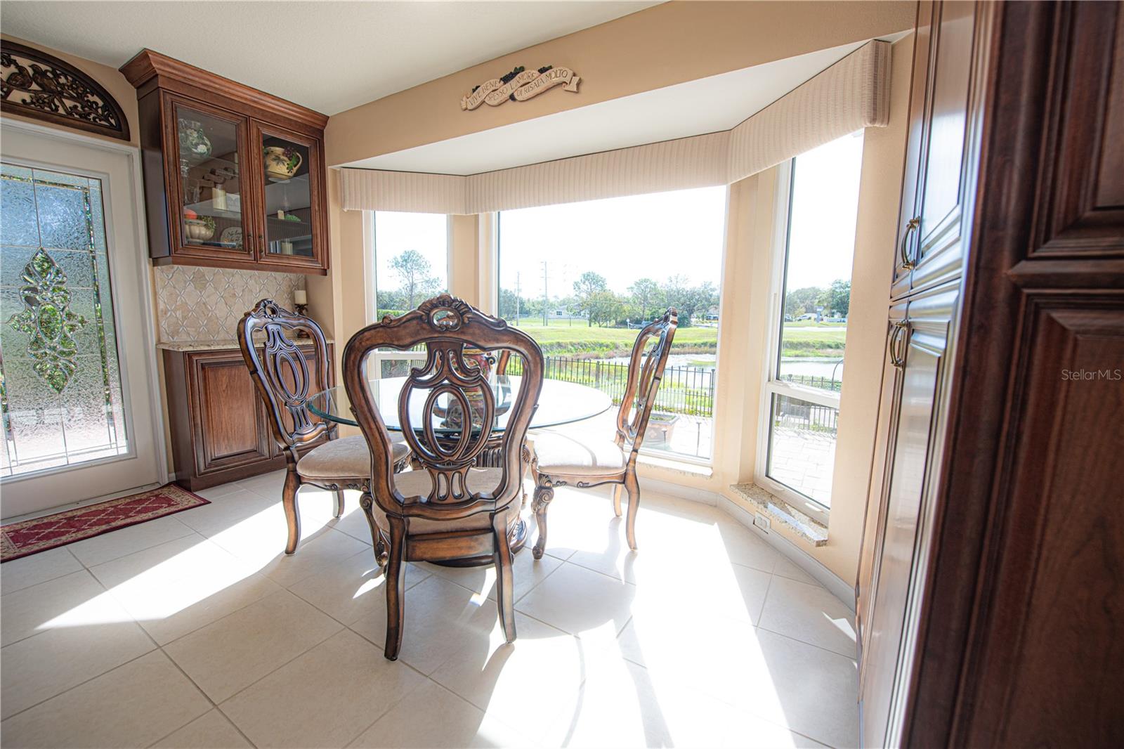 PICTURESQUE EAT-IN KITCHEN VIEW