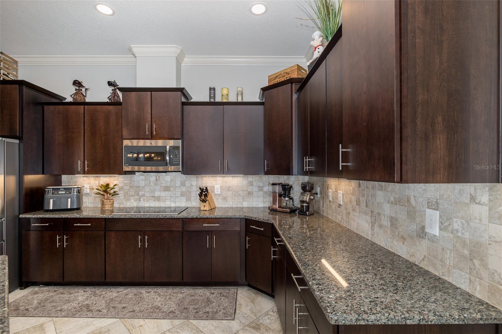 Kitchen Offers Gleaming Granite Counters!