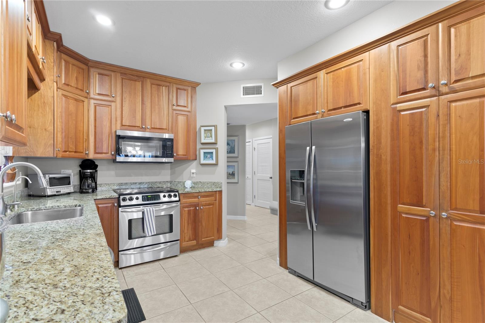 Nicely sized kitchen with loads of cabinetry