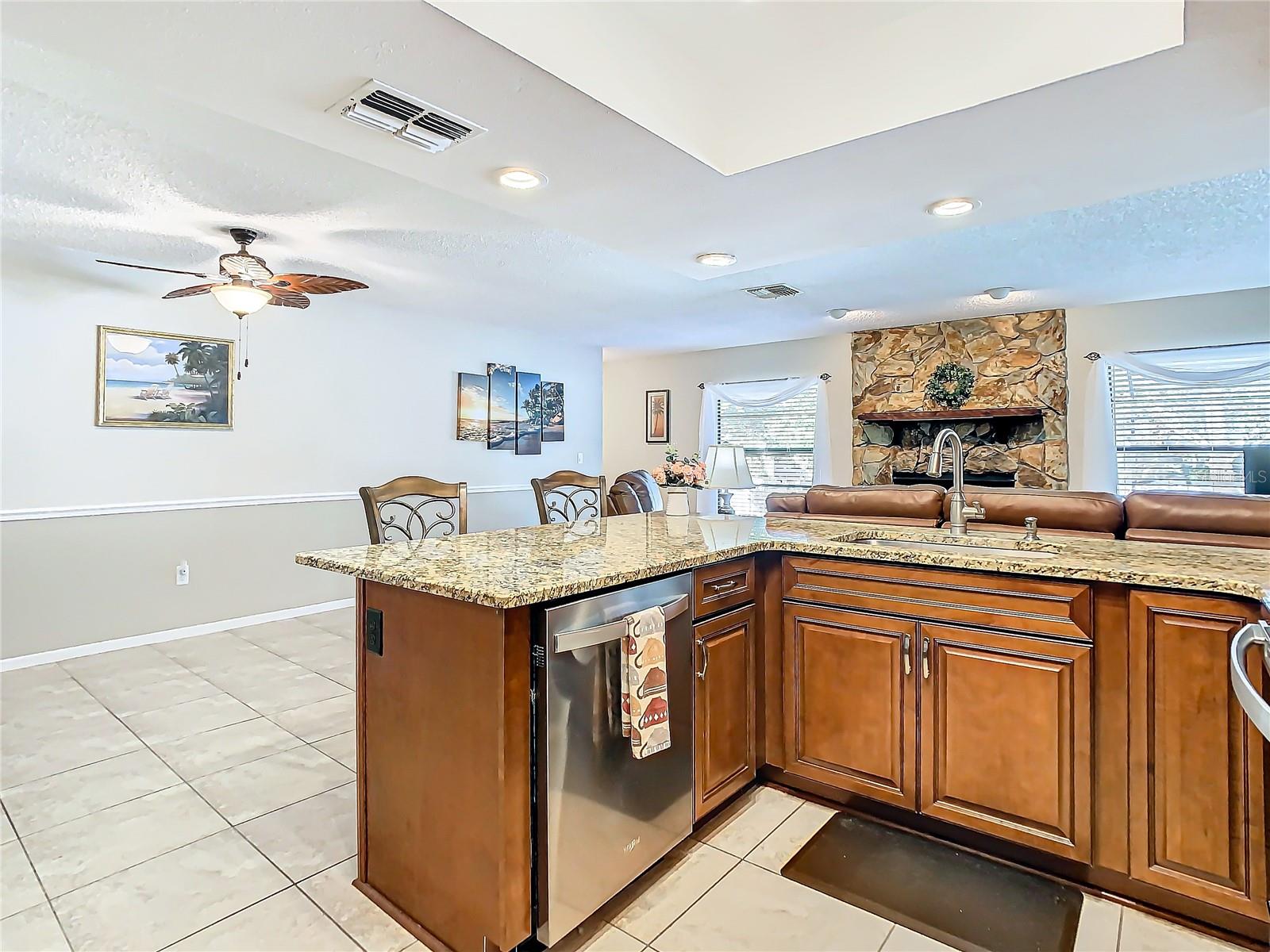 Breakfast Bar & Casual Dining area