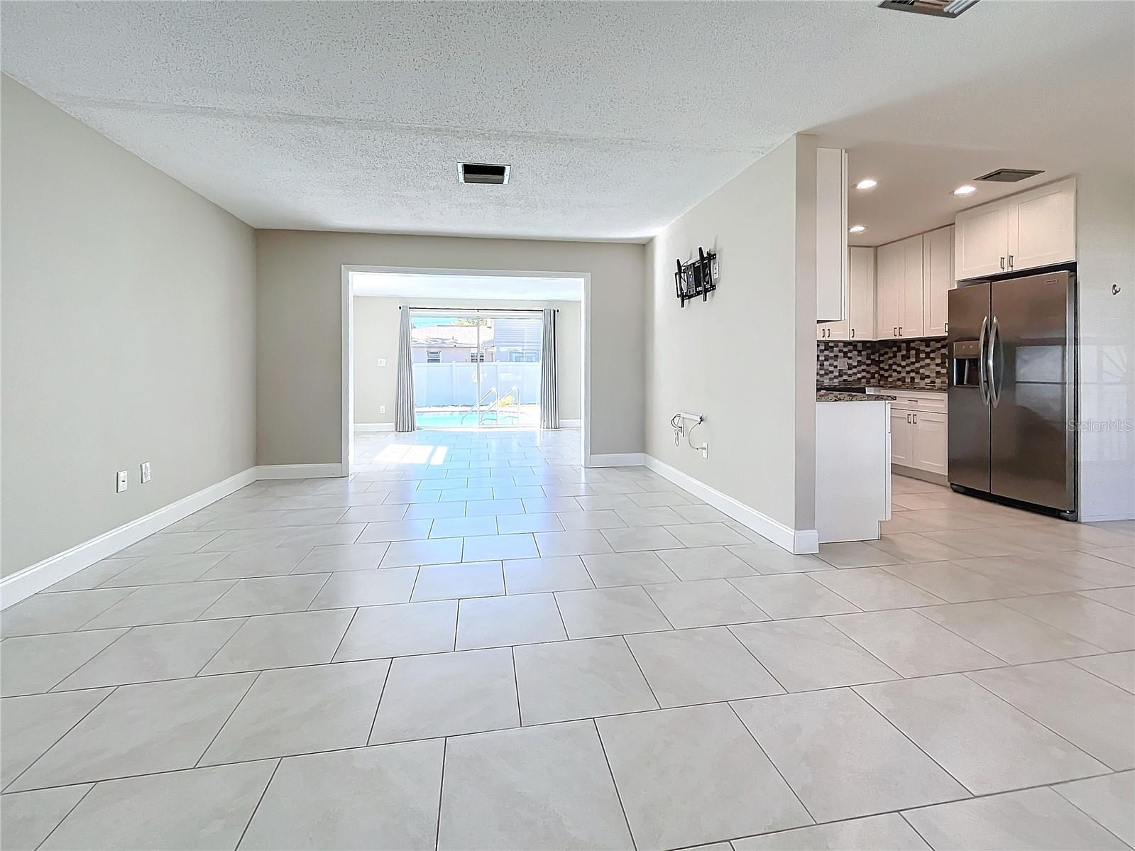 Living room - Family Room - Dining Room - Kitchen