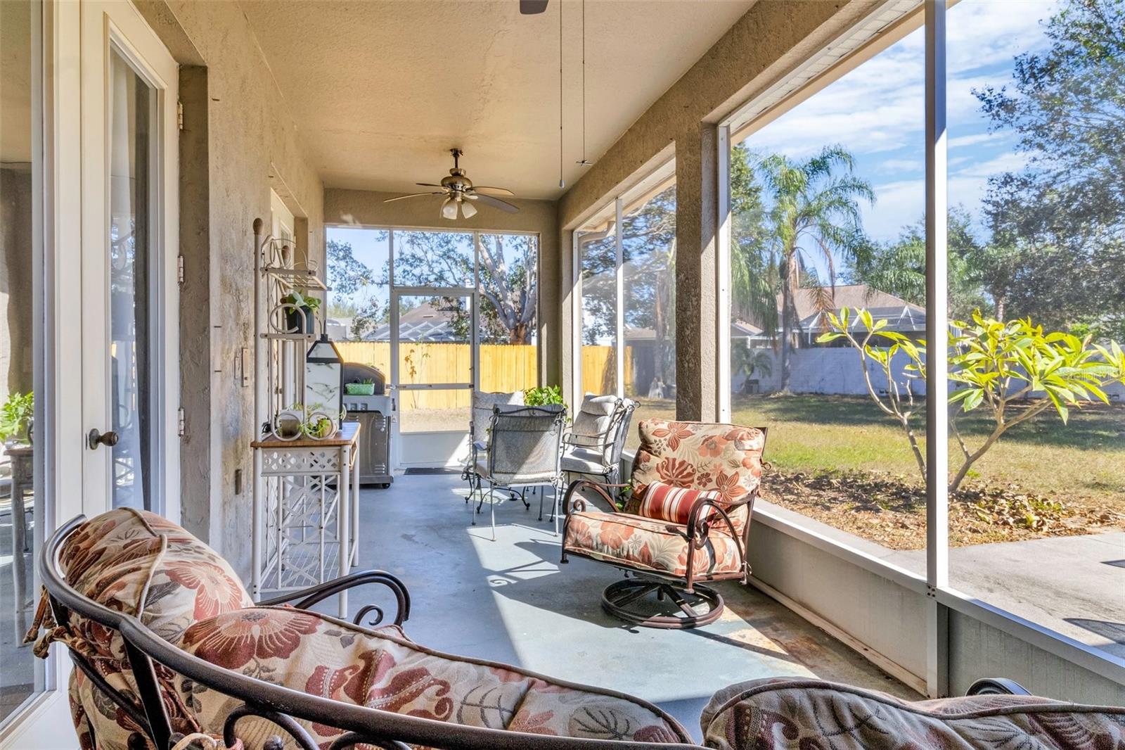 LARGE Screened in Patio