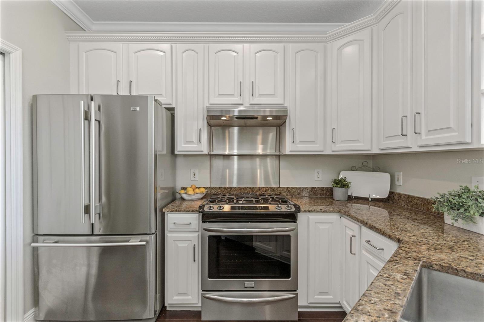 KITCHEN W/APPLIANCES