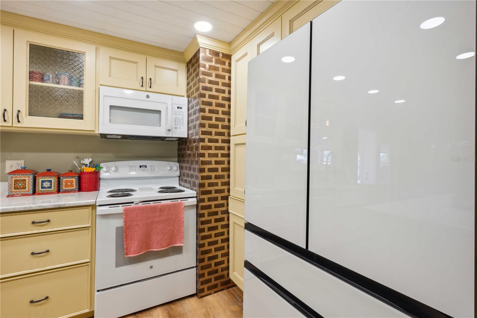 Upgraded new appliances in this kitchen.