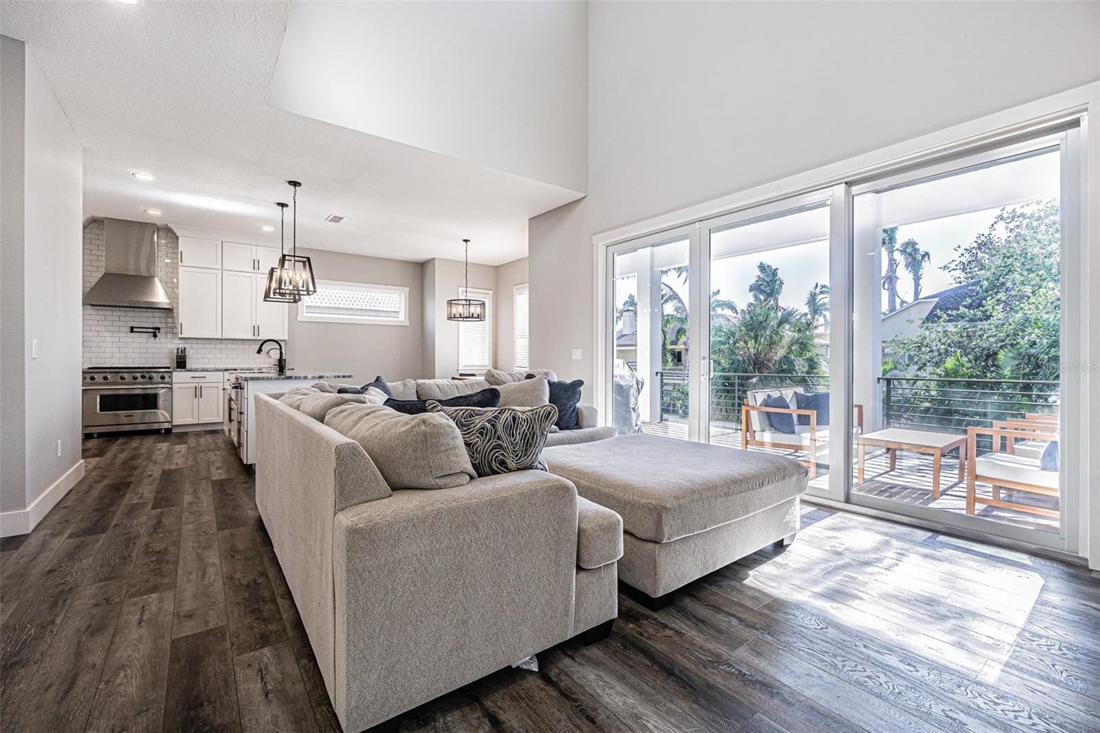 Main Living Area with 21" ceiling height