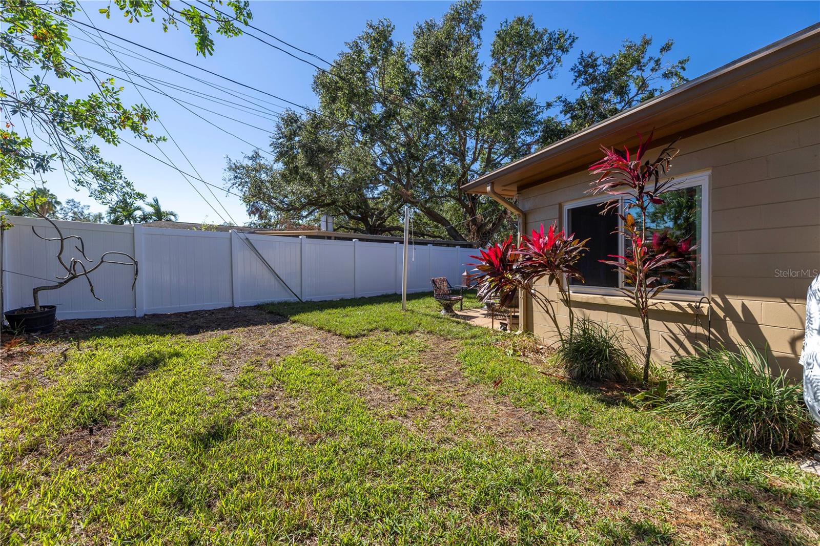 New white vinyl fence.