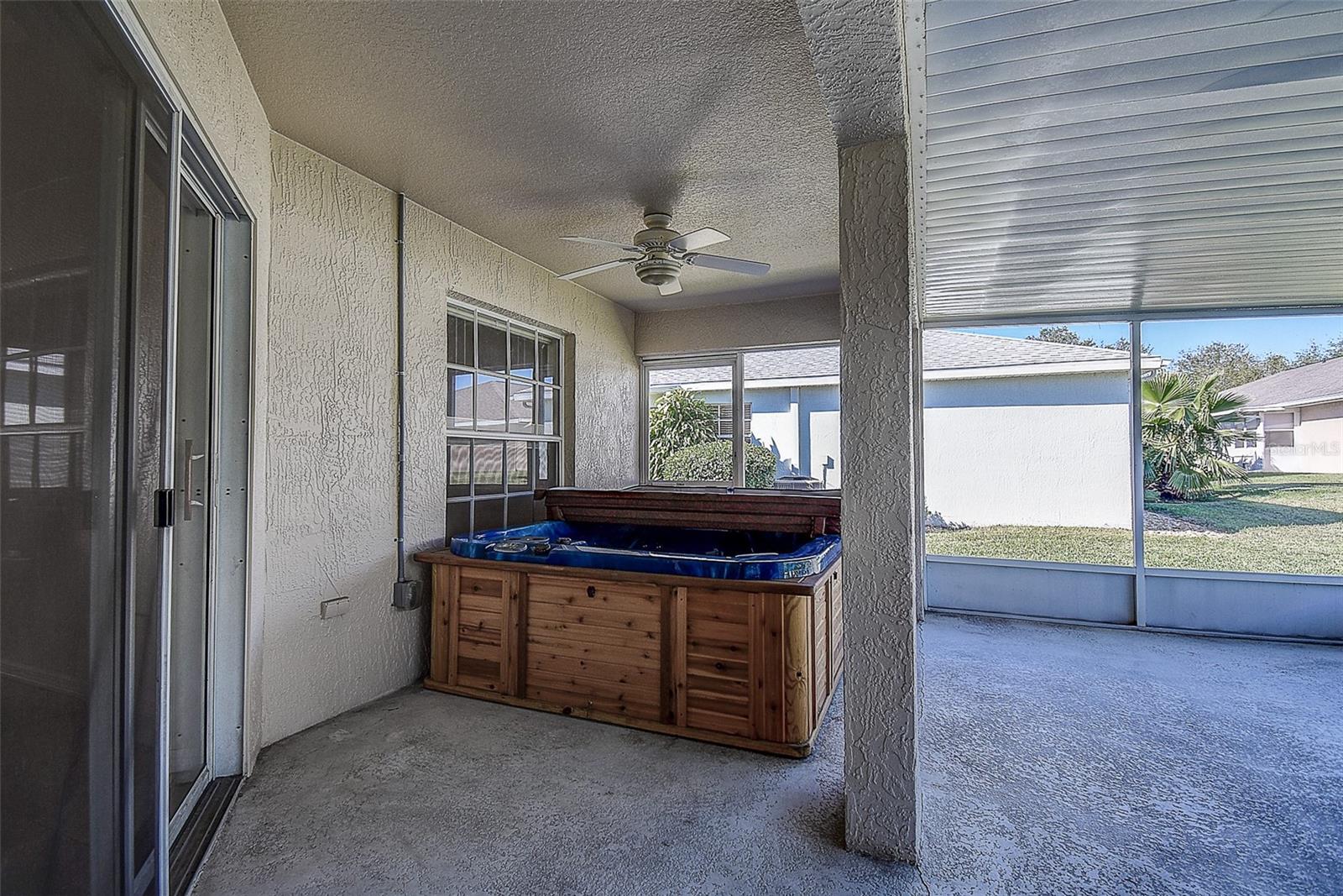 Spacious screened lanai with Hot tub