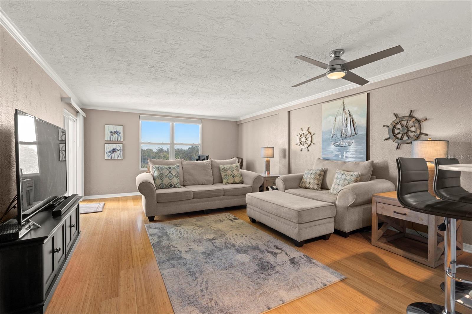 Spacious living room with access to the balcony.