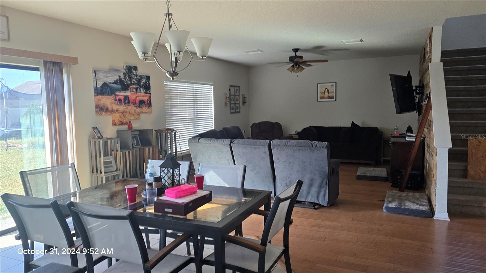 Open floor plan (kitchen/dining/livingroom