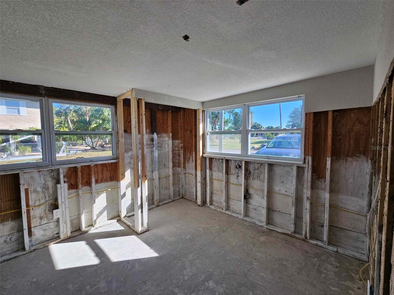 windows in primary bedroom