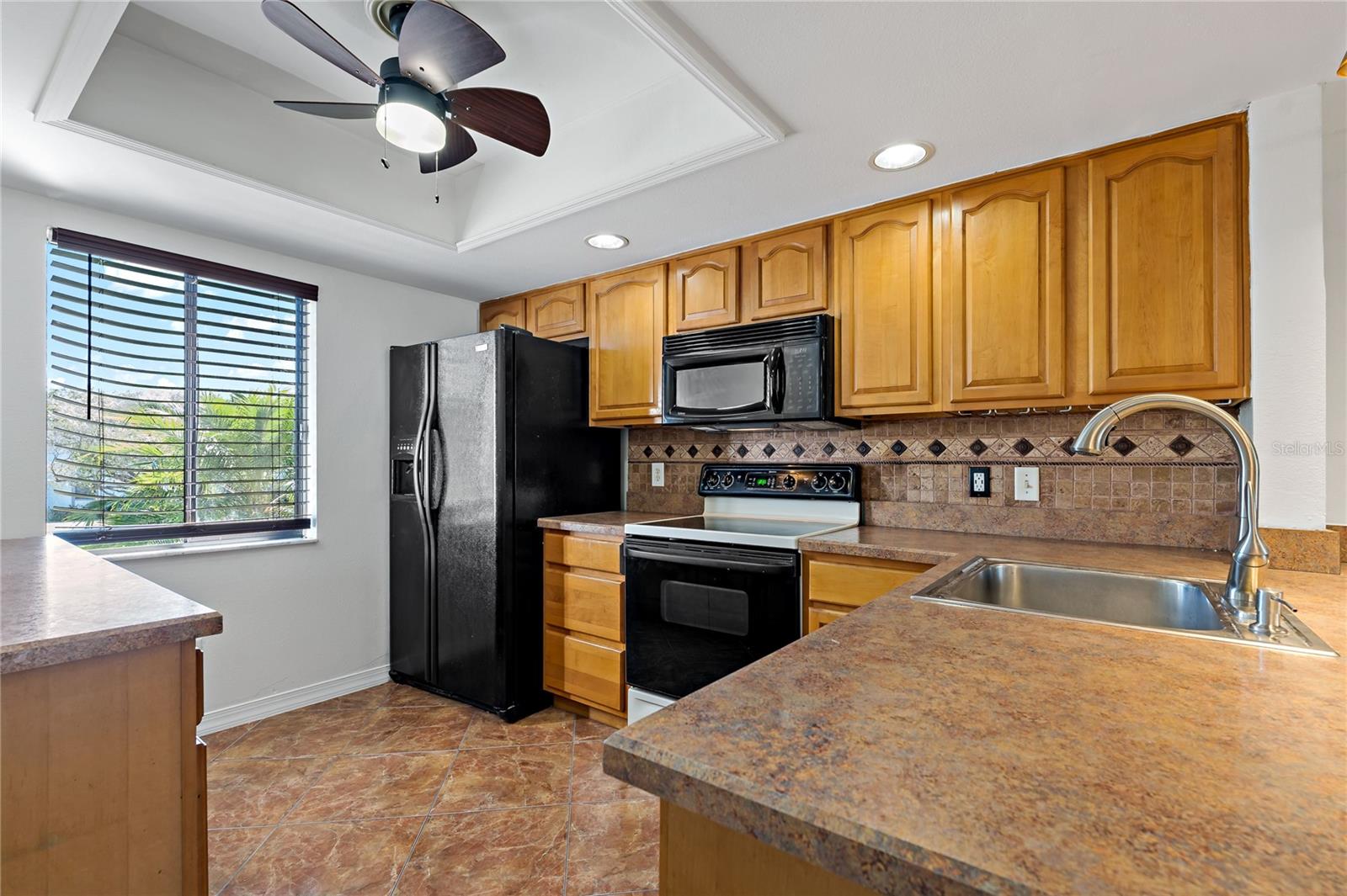 BEAUTIFULLY APPOINTED KITCHEN!