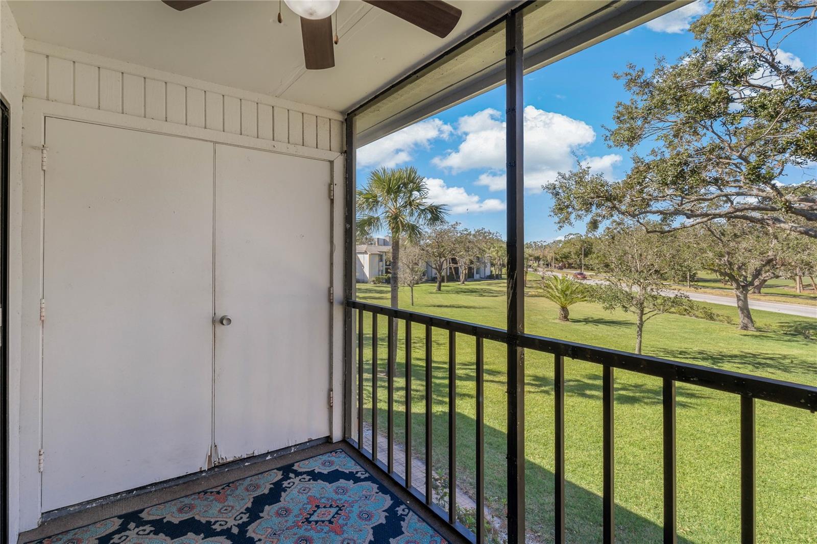 SCREENED IN LANAI WITH LAUNDRY CLOSET!