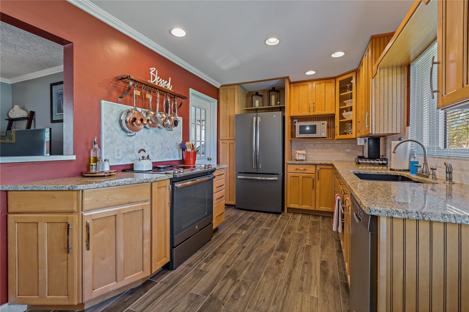 PORCELAIN TILE, PULL OUT DRAWERS, NICE DEEP DRAWERS....WHAT ELSE COULD YOU ASK FOR?