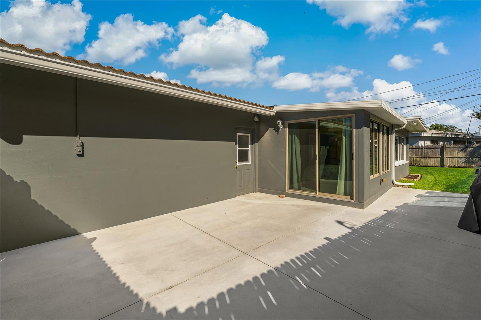 SIDE PATIO ~ EVERY SPACE IS SO CLEAN AND NEAT!