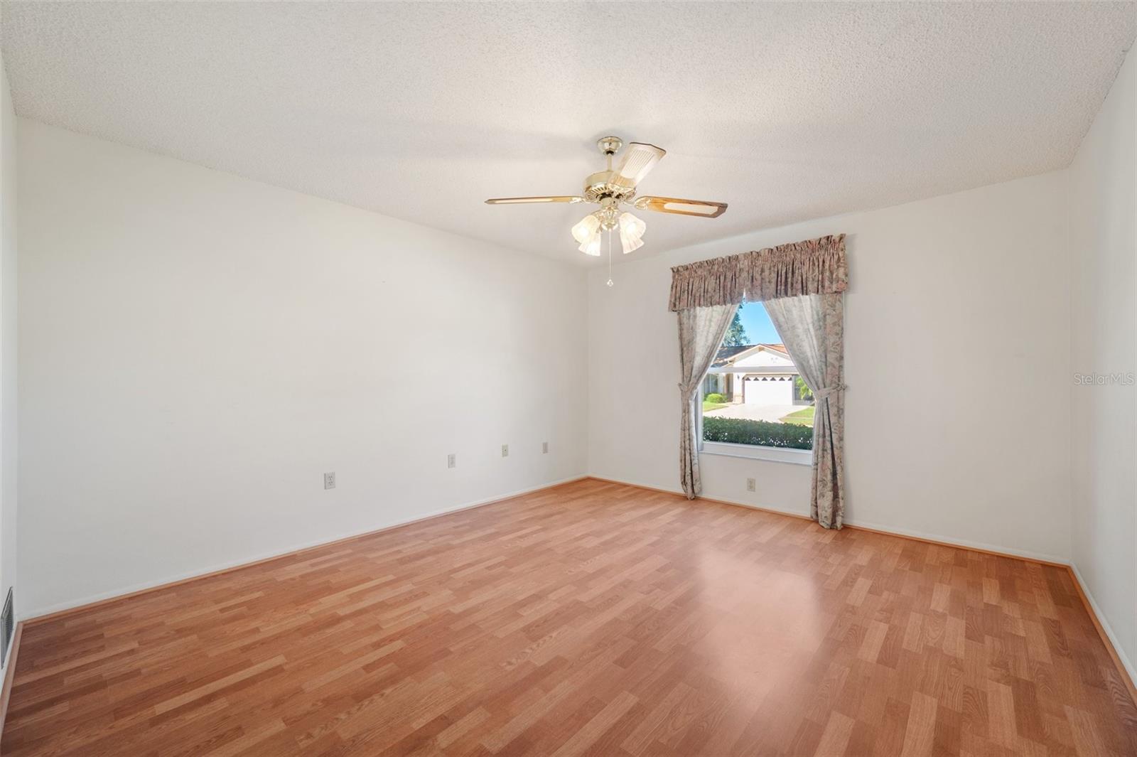 Guest bedroom (could be an office)