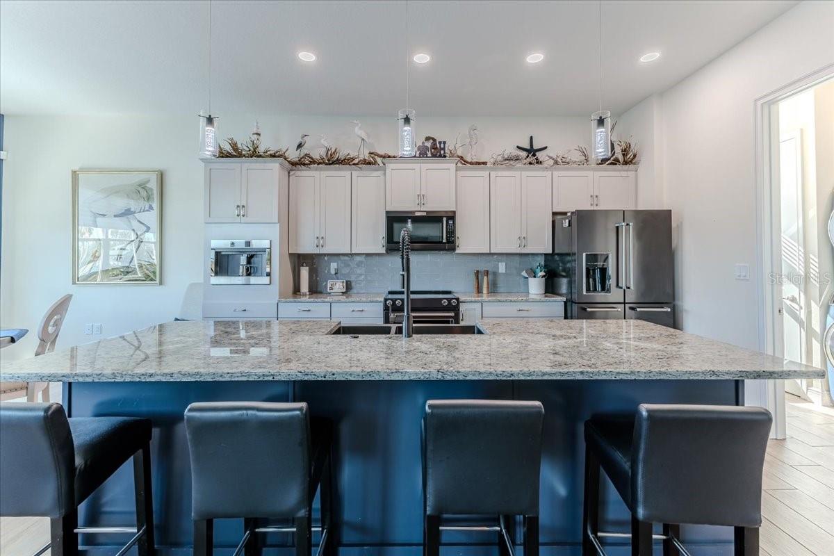 Kitchen Island / Breakfast Bar