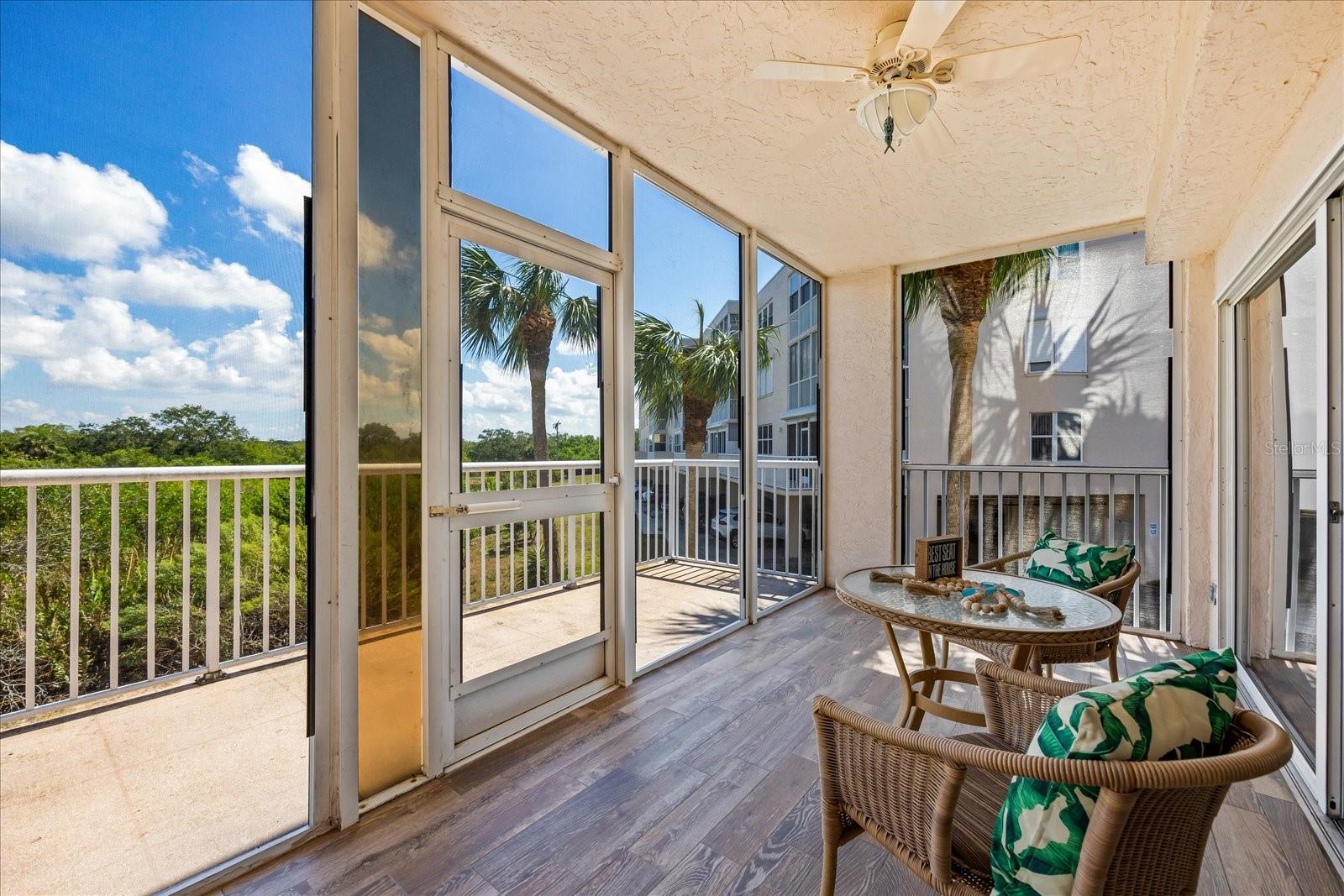 EXTRA LARGE BALCONY OFF LANAI