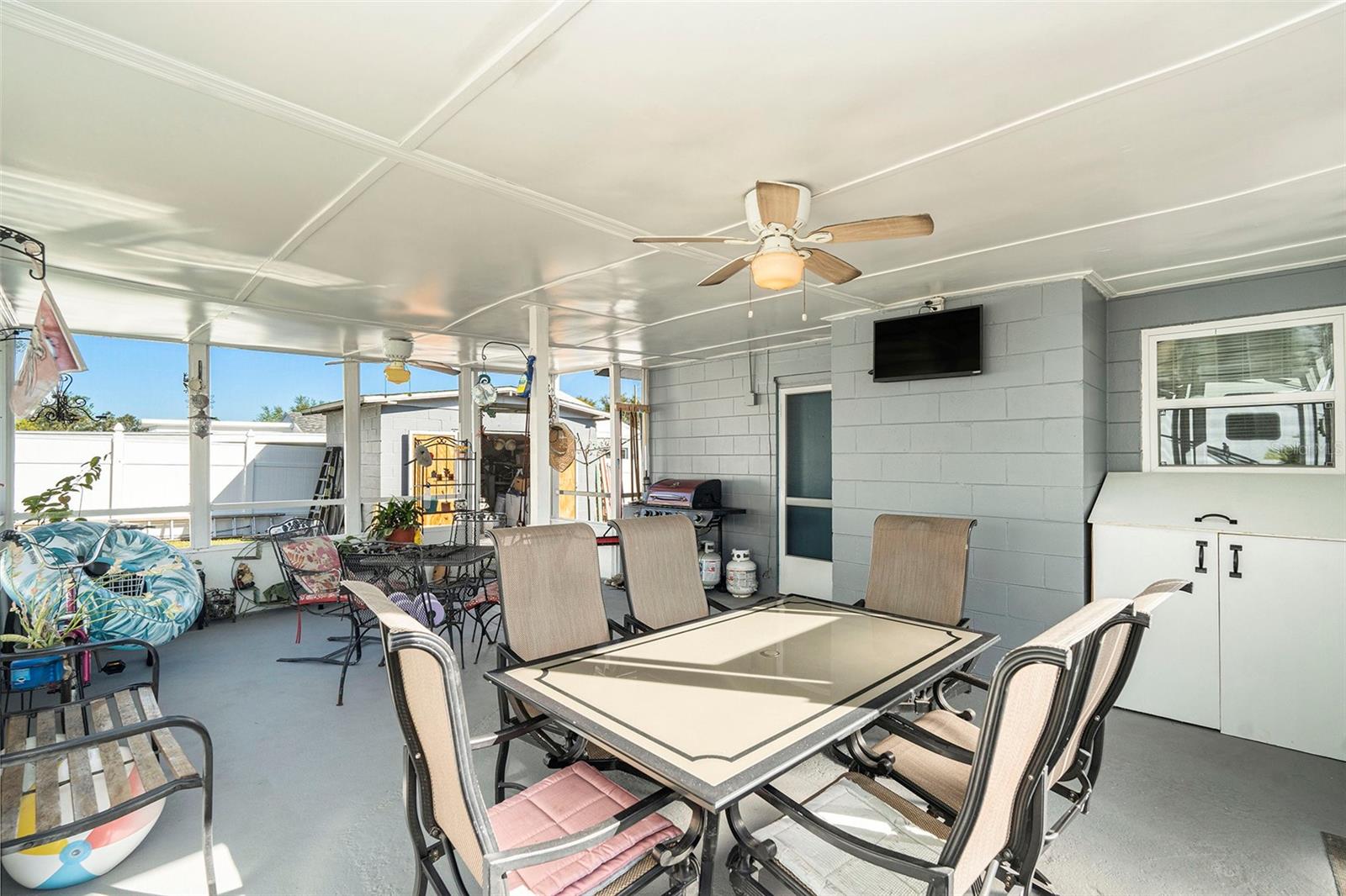 Oversized screened lanai with lights, outlets and ceiling fans