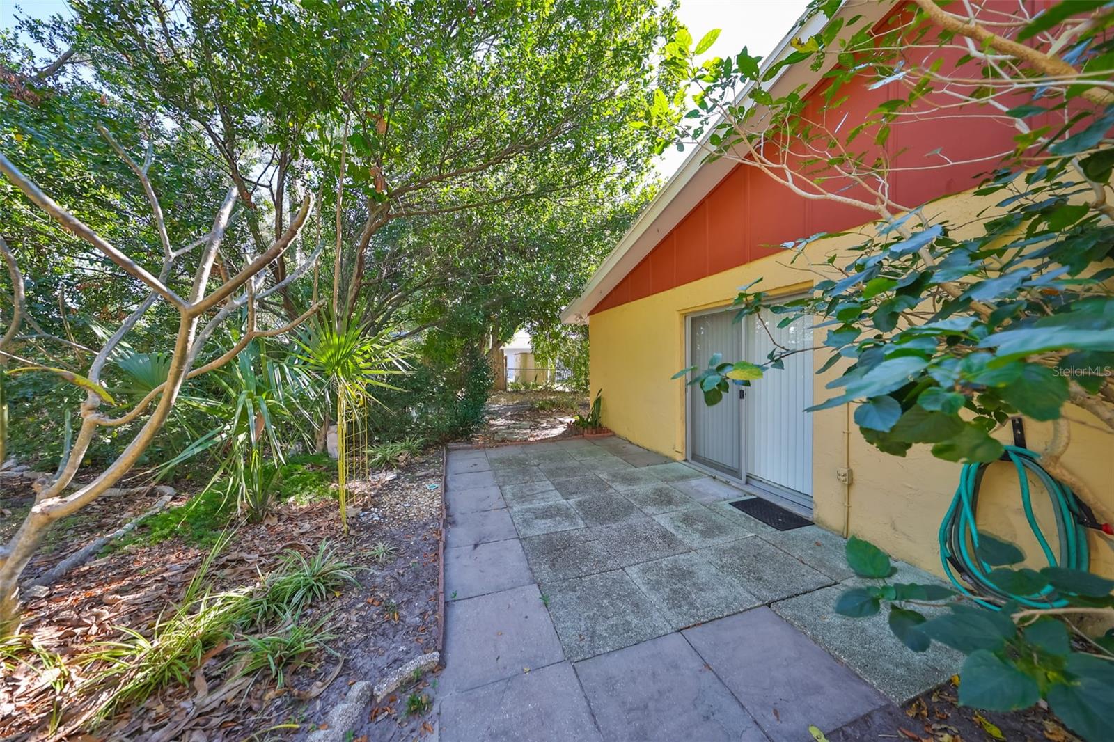 25. Large side patio for entertaining