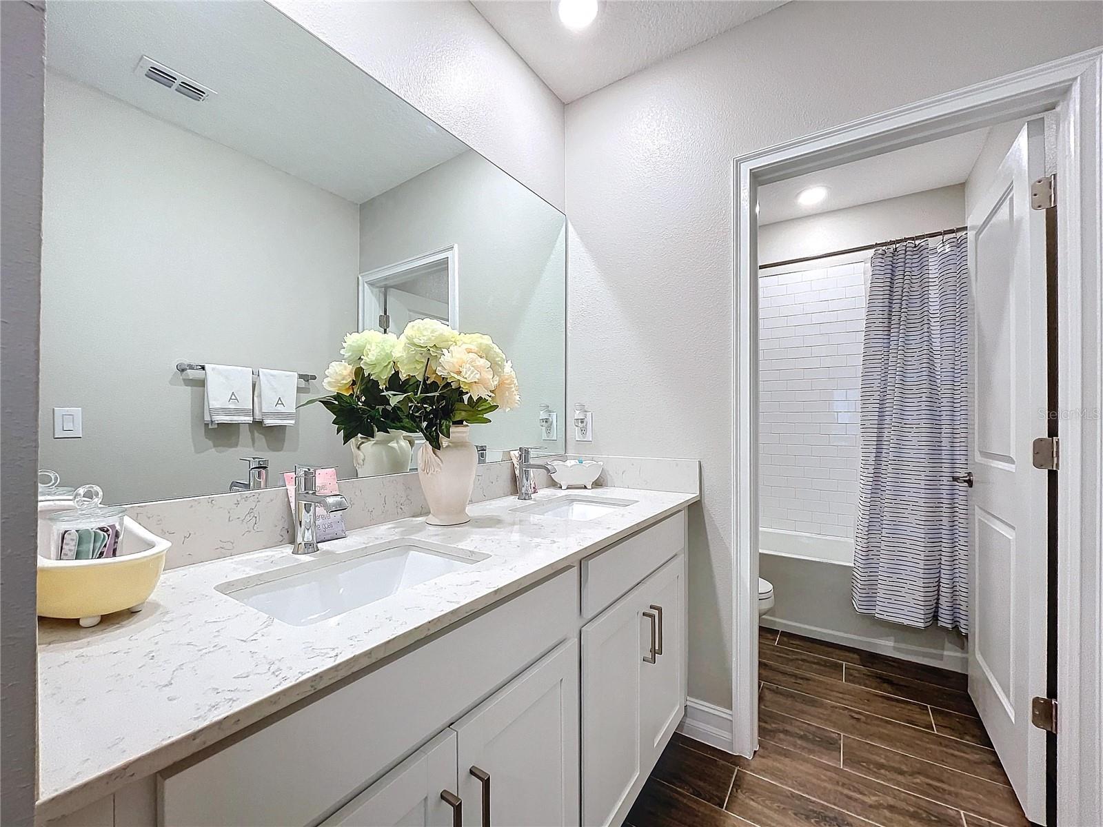 Upstairs hallway bathroom4