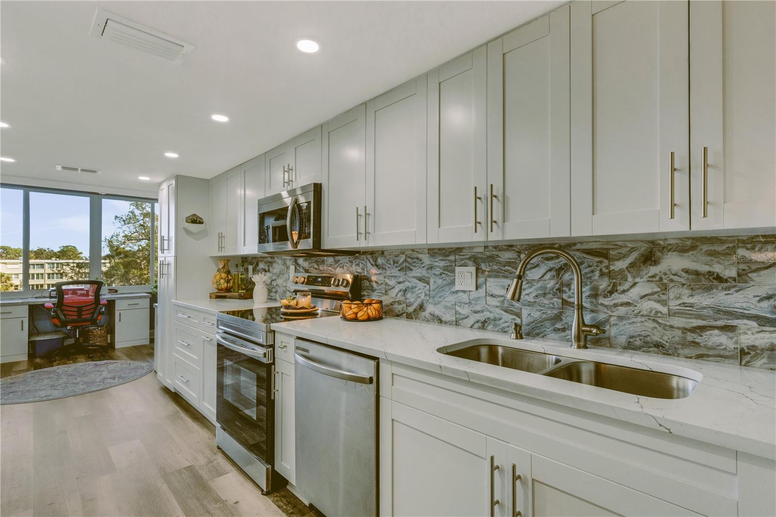 Lots of cabinetry and counter space in the kitchen!