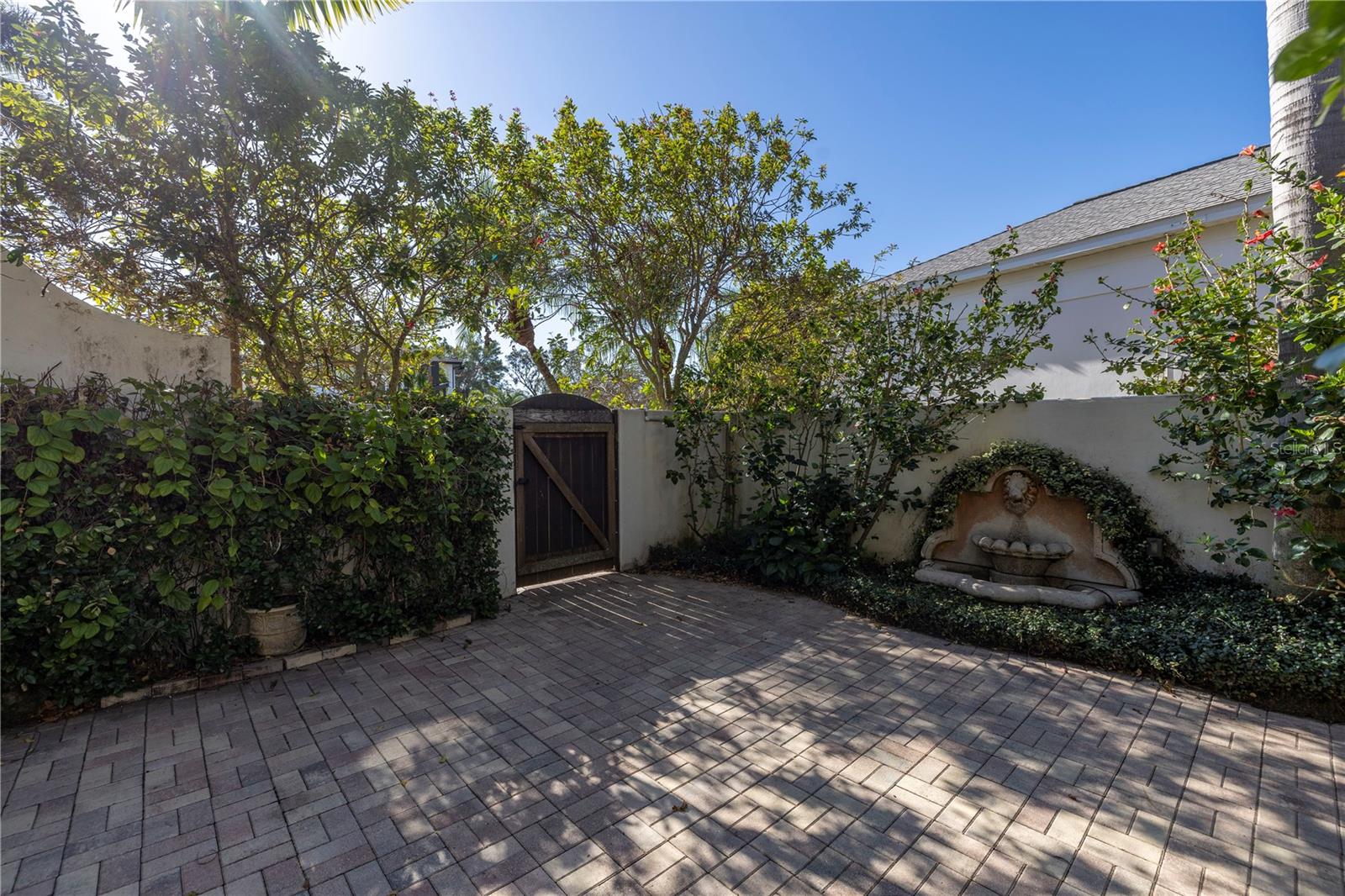 Outdoor side courtyard