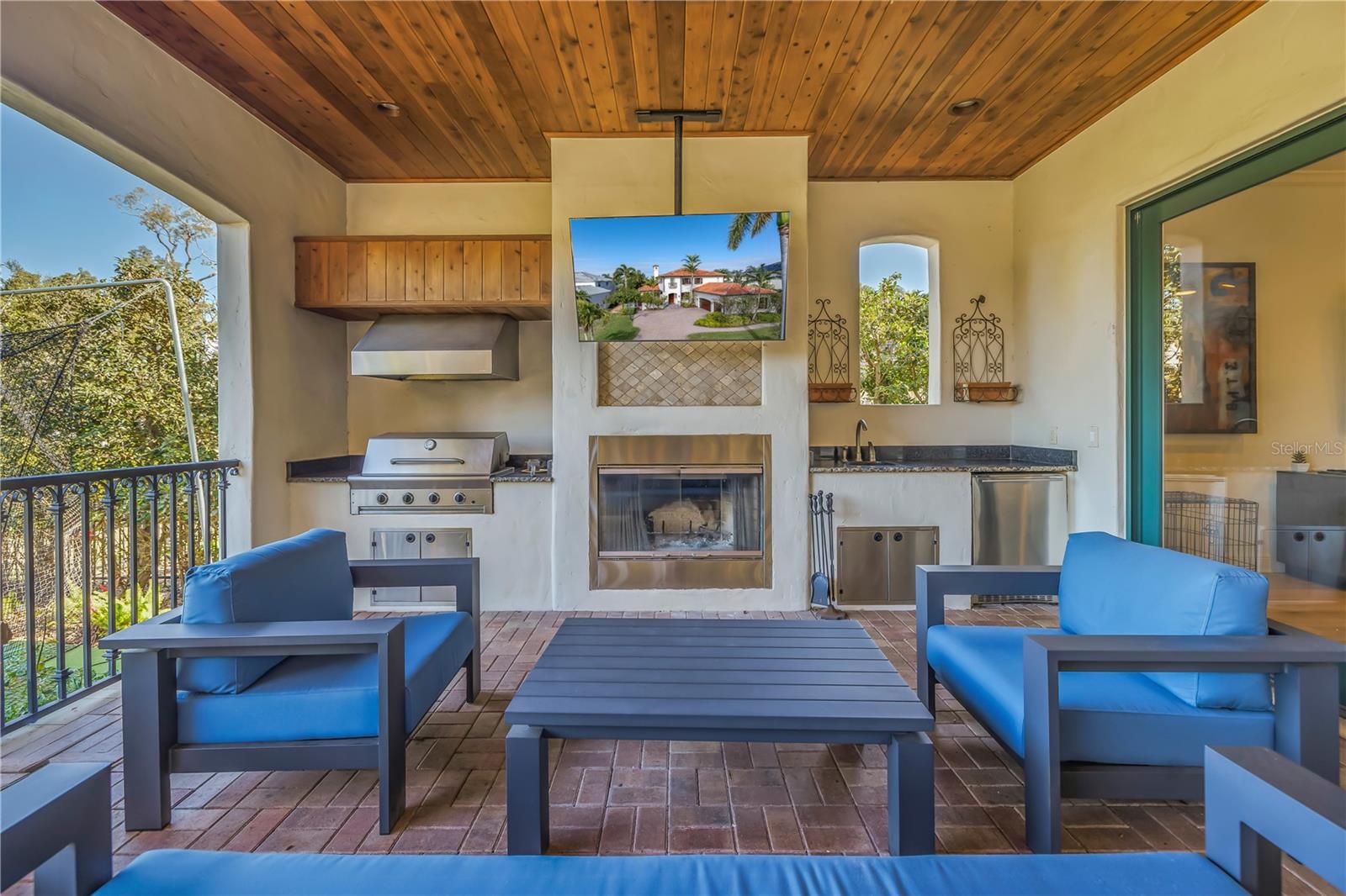 Outdoor kitchen/patio