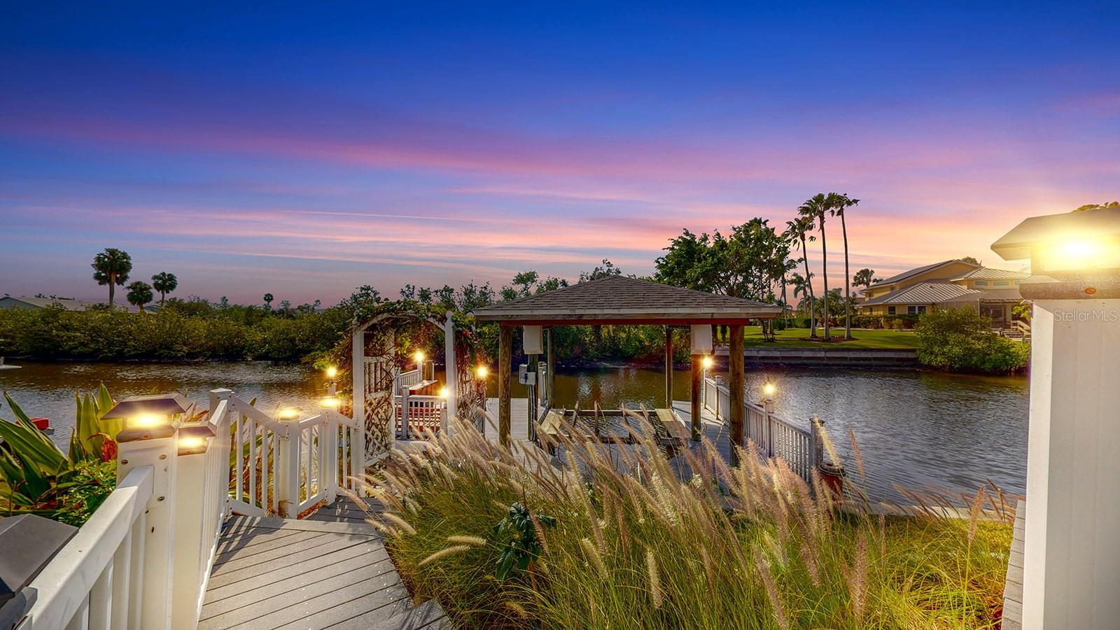 PRIVATE BOAT DOCK/LIFT SUN DECK