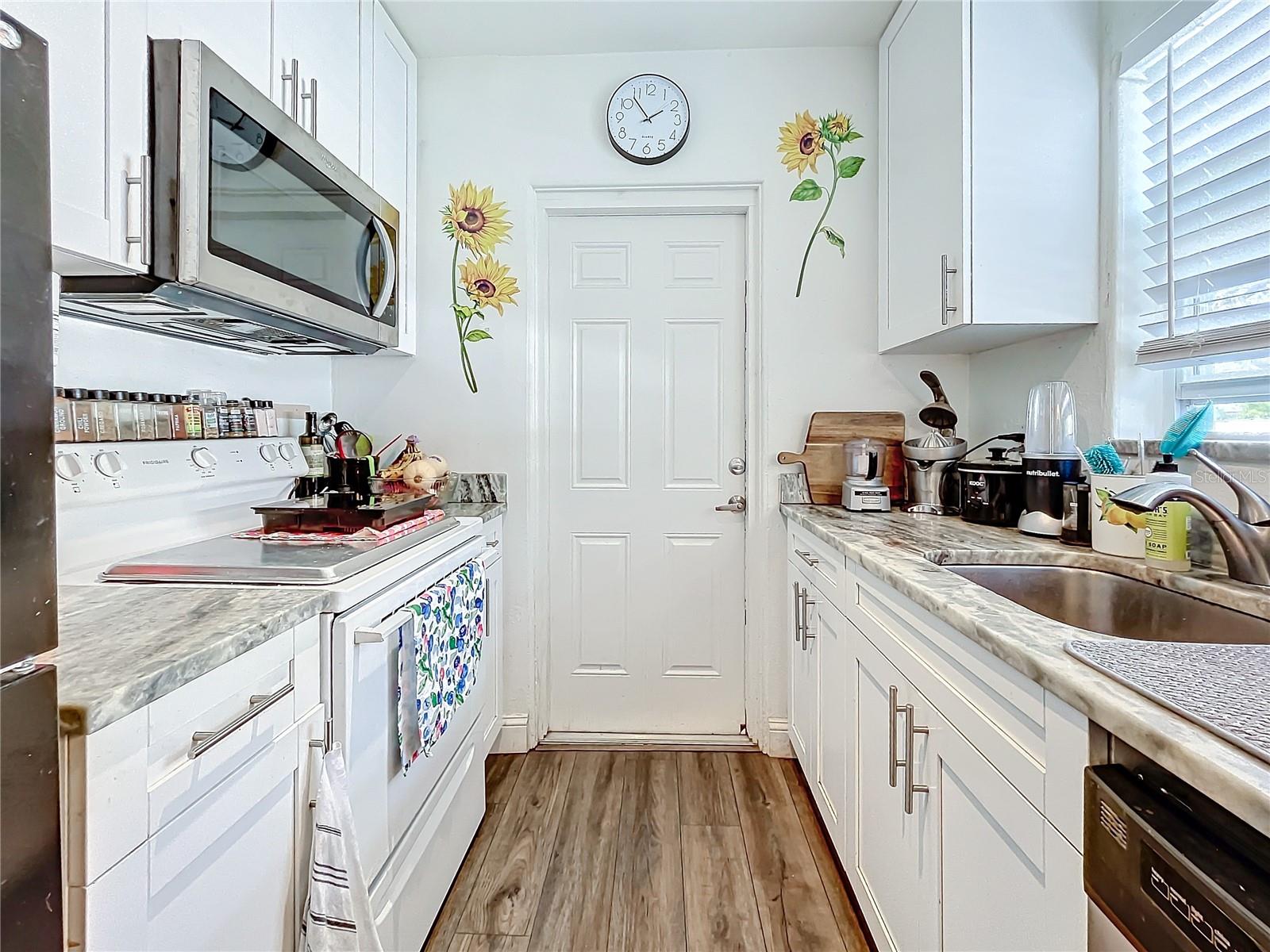 1514 Sadlon main house kitchen