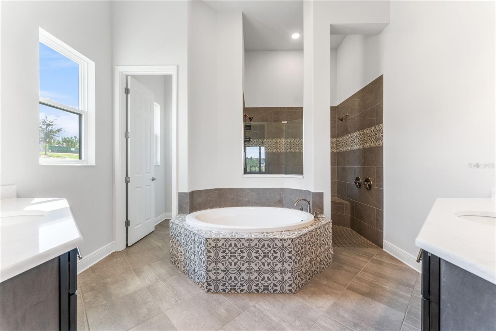 Master Ensuite Garden Tub & Walk In Shower