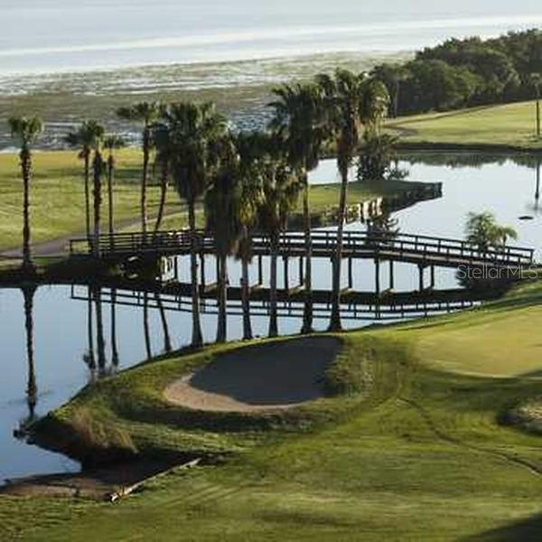 On-site golf course, restaurant, and marina