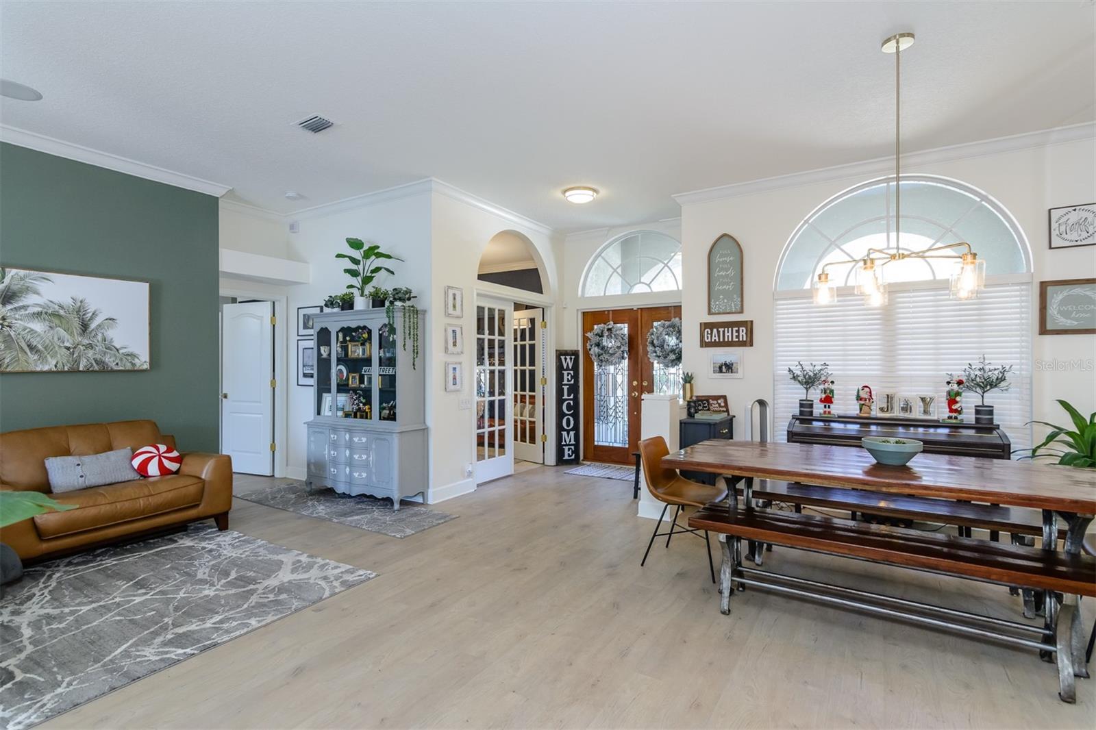 LARGE LIVING ROOM/DINING ROOM COMBO