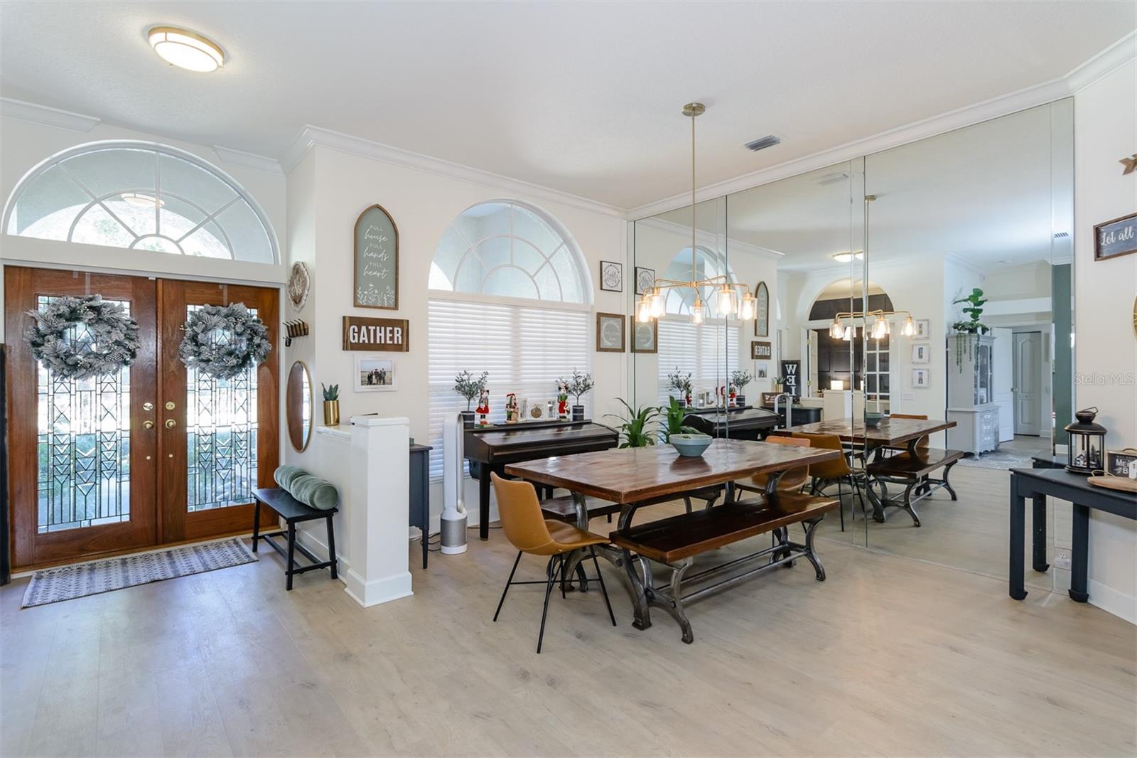 DINING ROOM - SPACIOUS AND OPEN