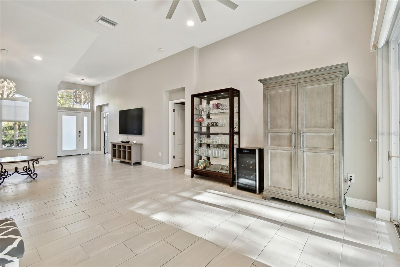 LIVING ROOM/DINING ROOM COMBO