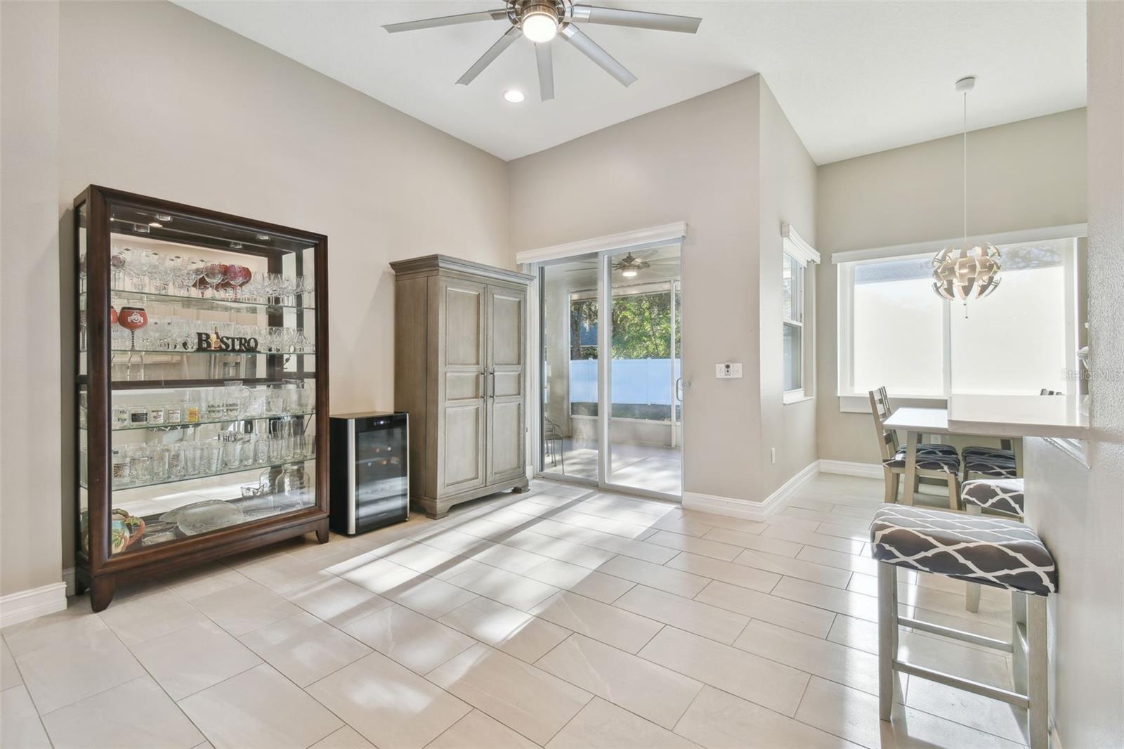 LIVING ROOM/DINING ROOM COMBO