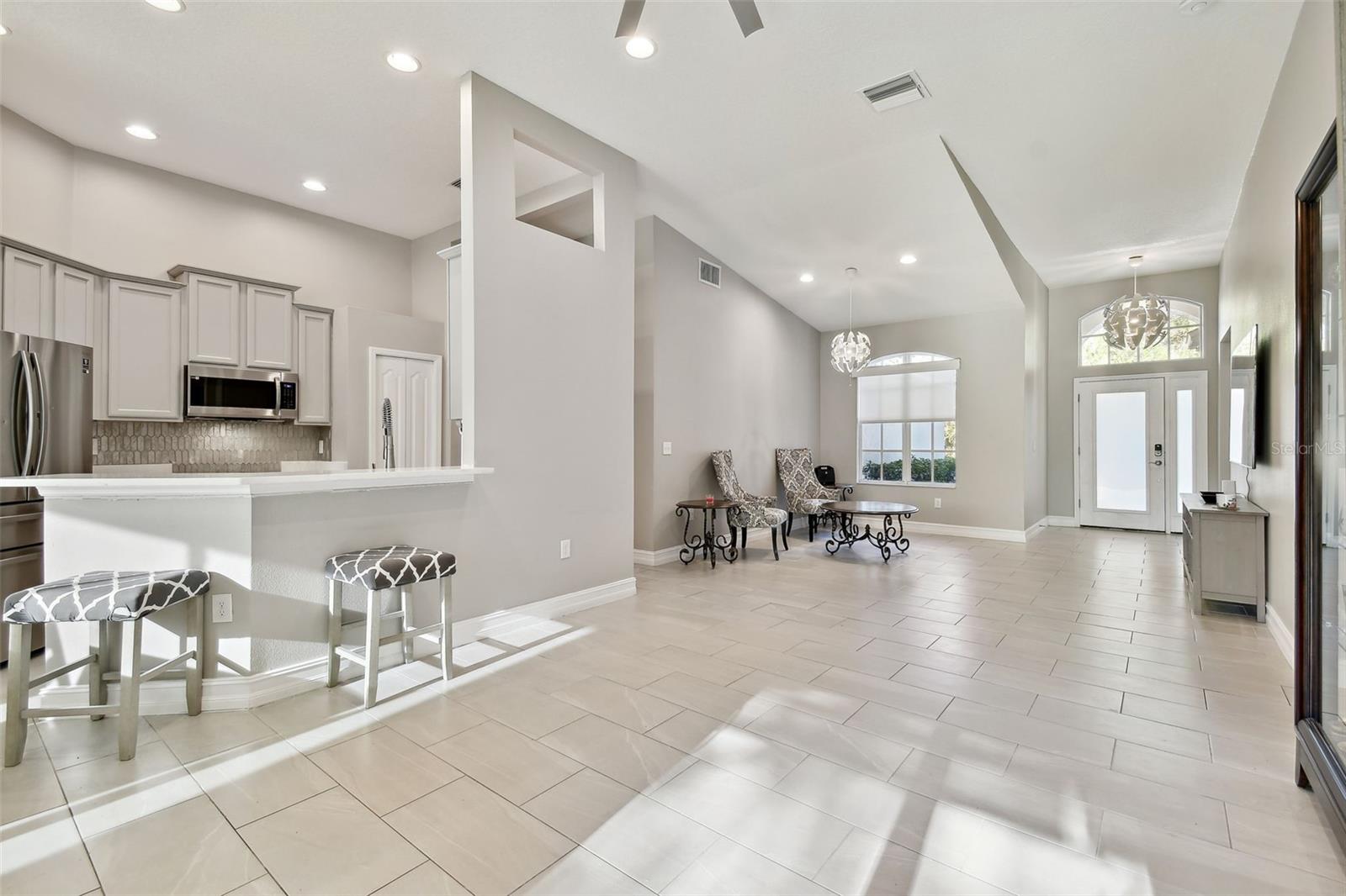 LIVING ROOM/DINING ROOM COMBO