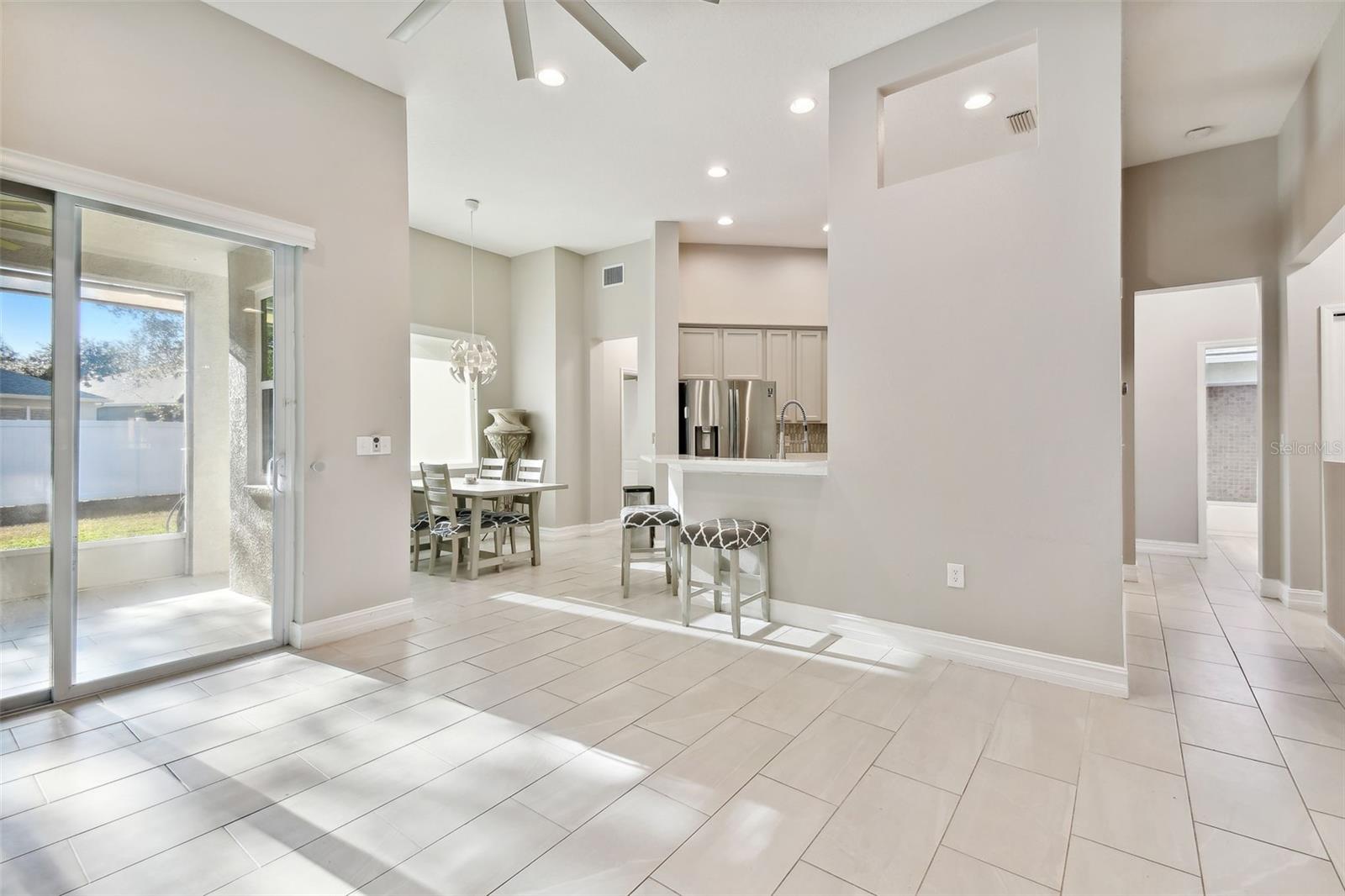 LIVING ROOM/DINING ROOM COMBO