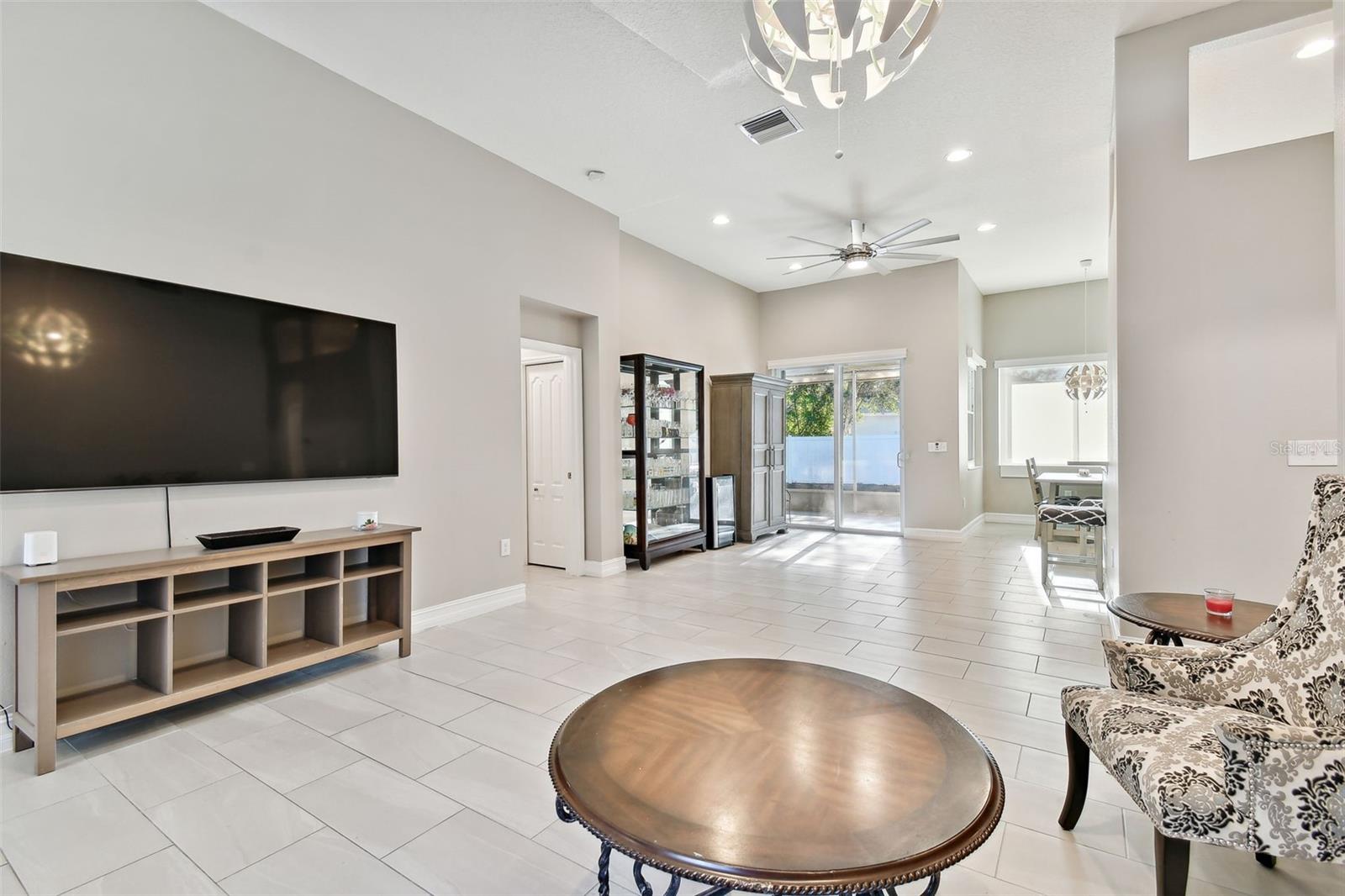 LIVING ROOM/DINING ROOM COMBO