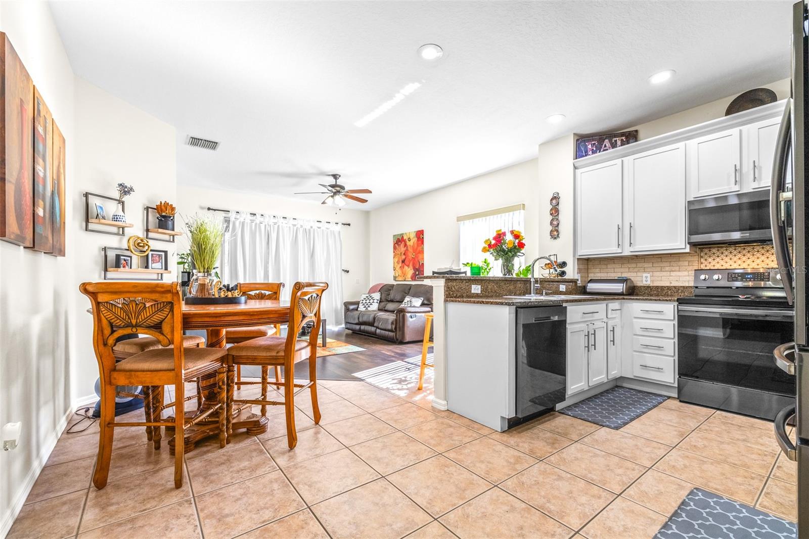 Breakfast area/ Kitchen / Family Rm