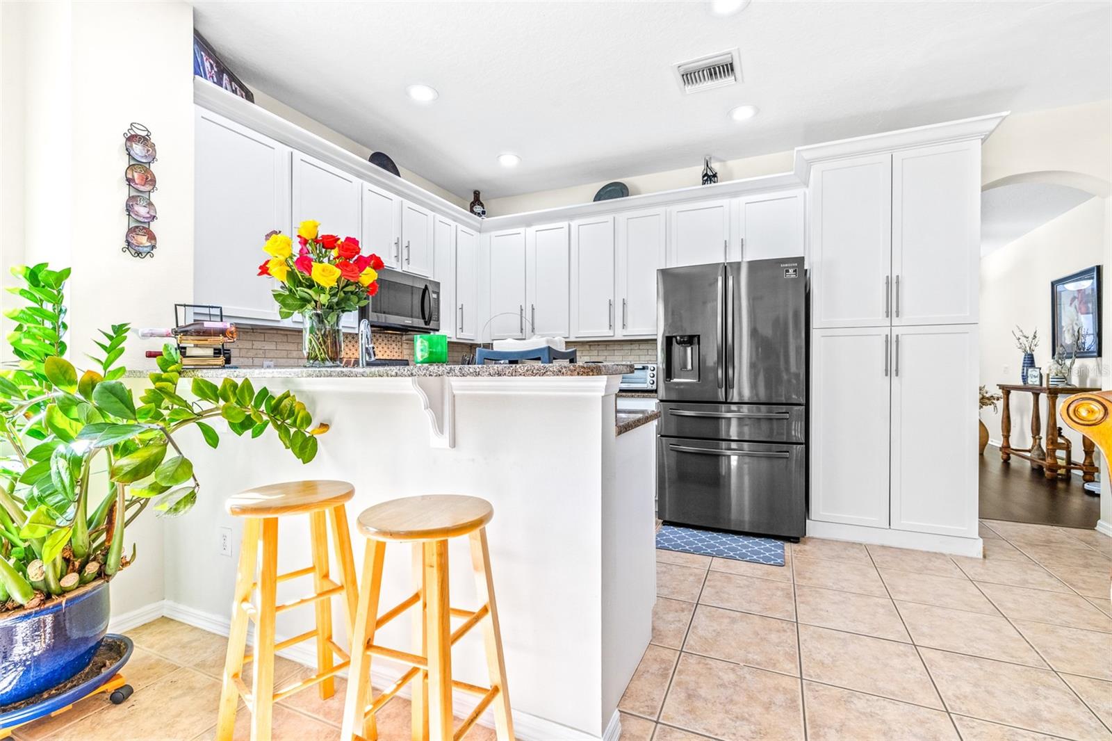 Kitchen features a peninsula/ bar